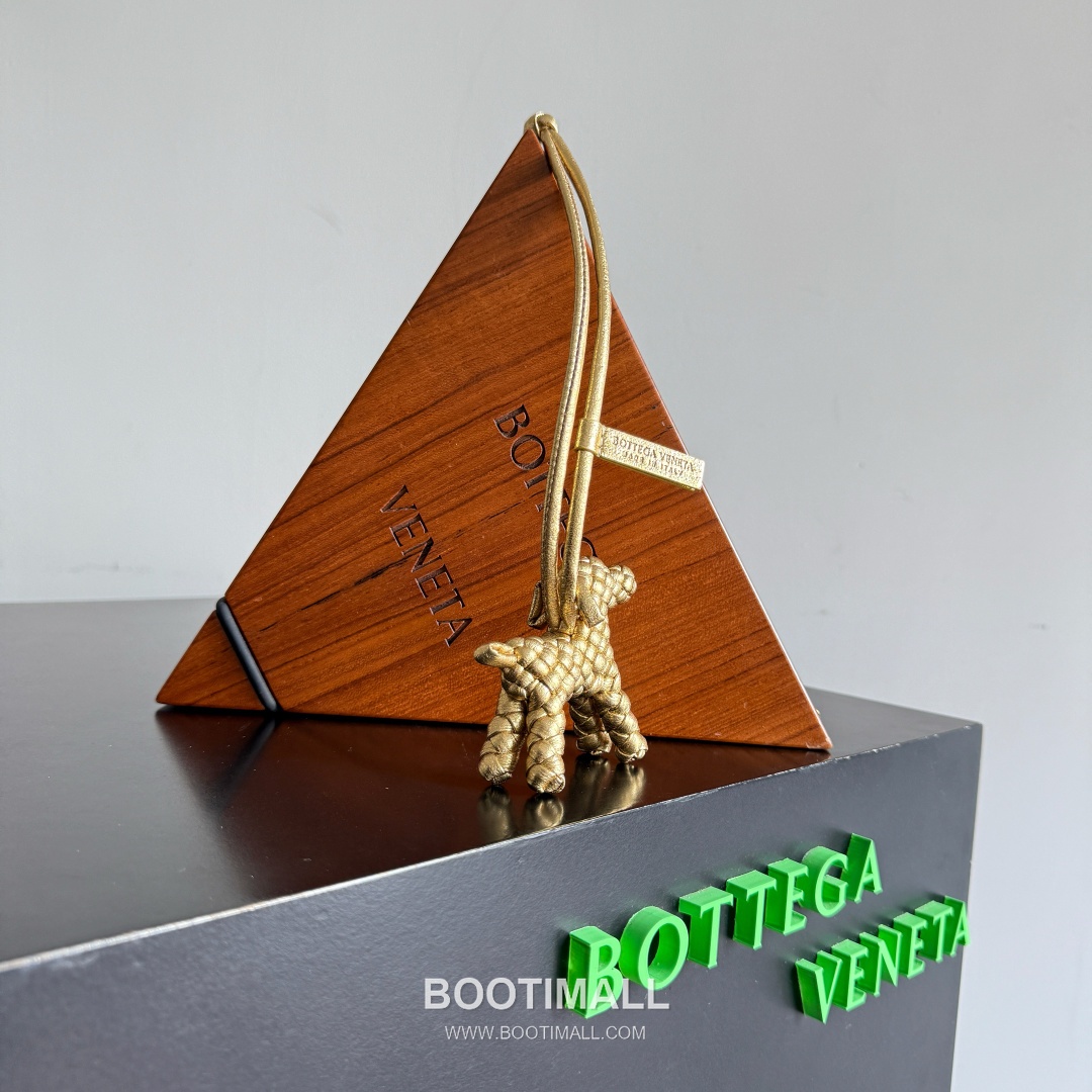 Bottega Veneta Intrecciato Dog Charm Leather Bag 보테가 베네타 인트레치아토 도그 참 가죽 백참 4