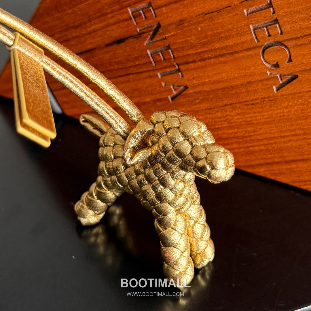 Bottega Veneta Intrecciato Dog Charm Leather Bag 보테가 베네타 인트레치아토 도그 참 가죽 백참 6