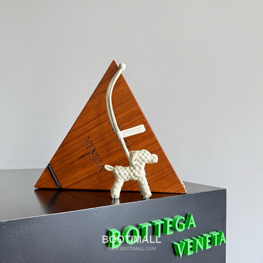 Bottega Veneta Intrecciato Dog Charm Leather Bag 보테가 베네타 인트레치아토 도그 참 가죽 백참 1