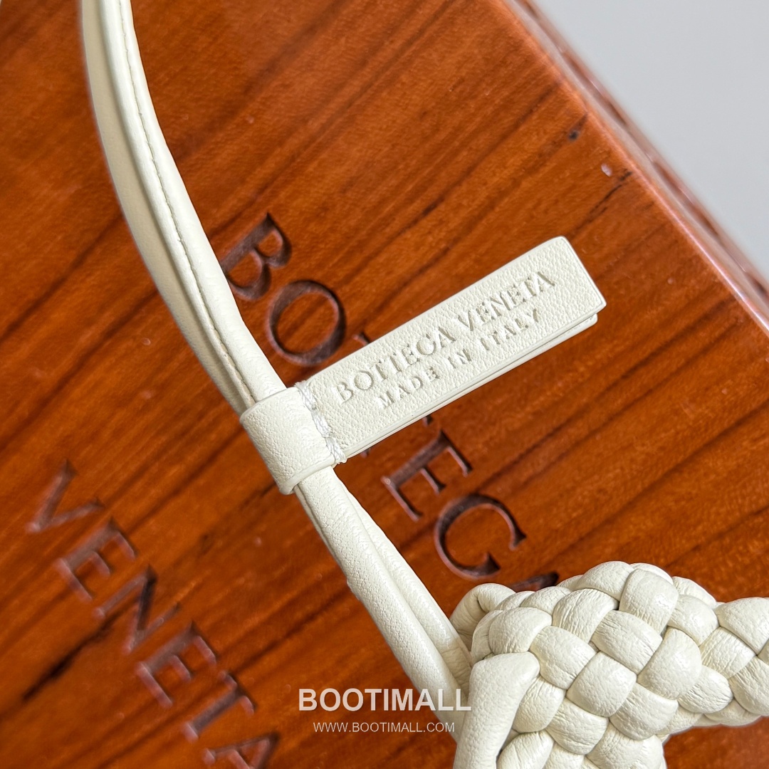 Bottega Veneta Intrecciato Dog Charm Leather Bag 보테가 베네타 인트레치아토 도그 참 가죽 백참 2