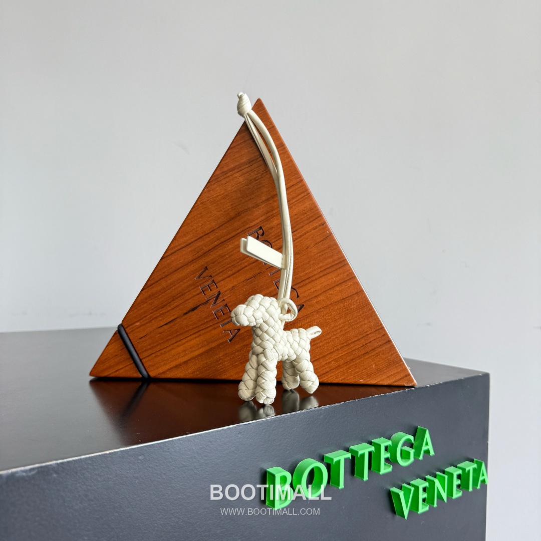 Bottega Veneta Intrecciato Dog Charm Leather Bag 보테가 베네타 인트레치아토 도그 참 가죽 백참 3