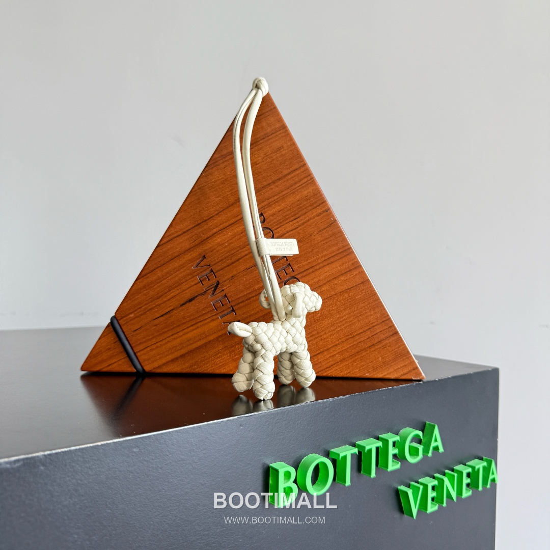 Bottega Veneta Intrecciato Dog Charm Leather Bag 보테가 베네타 인트레치아토 도그 참 가죽 백참 4