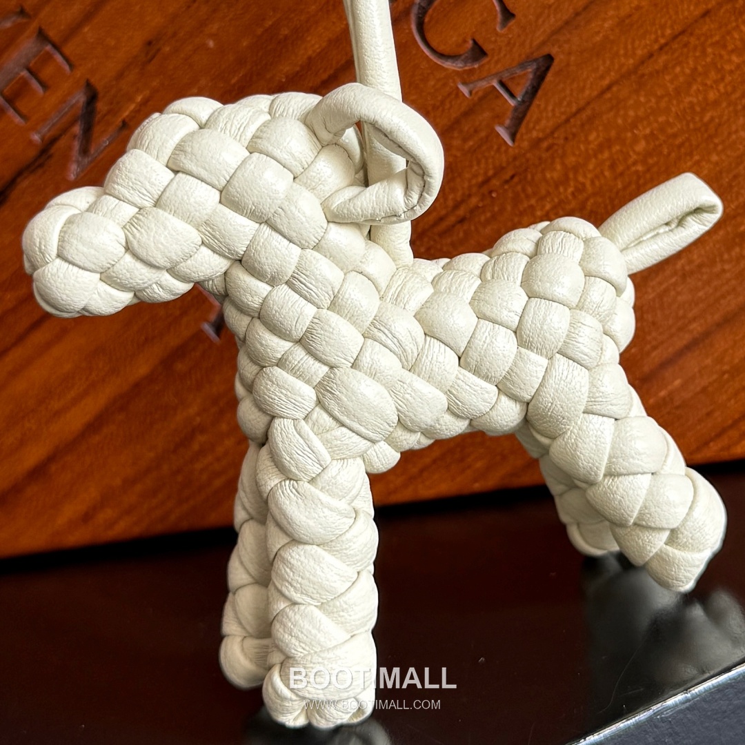 Bottega Veneta Intrecciato Dog Charm Leather Bag 보테가 베네타 인트레치아토 도그 참 가죽 백참 5