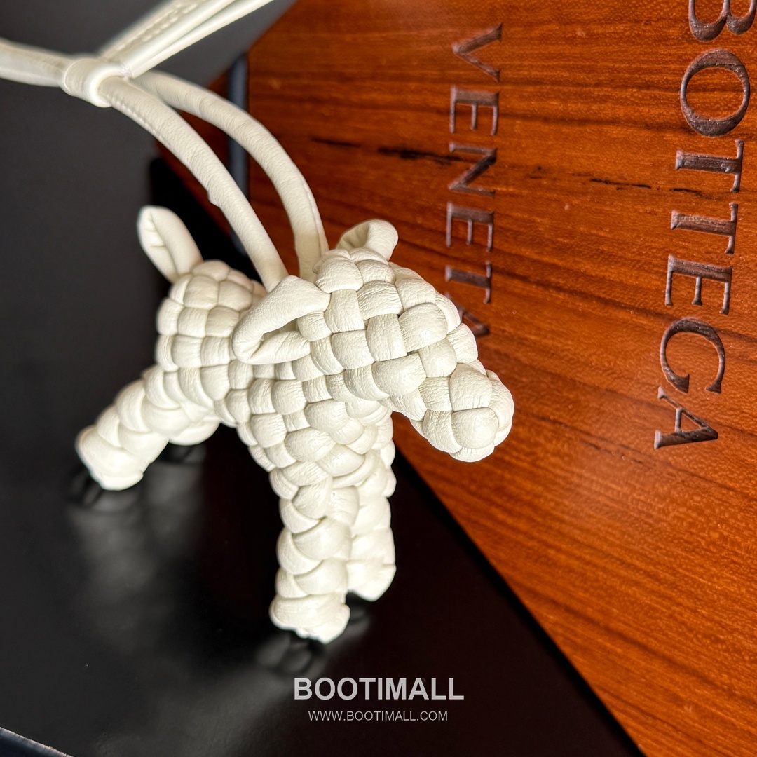 Bottega Veneta Intrecciato Dog Charm Leather Bag 보테가 베네타 인트레치아토 도그 참 가죽 백참 6