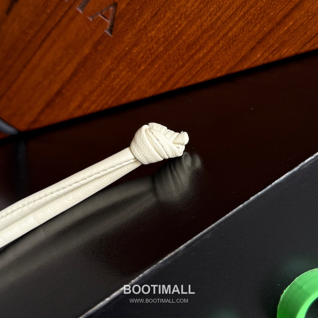 Bottega Veneta Intrecciato Dog Charm Leather Bag 보테가 베네타 인트레치아토 도그 참 가죽 백참 7