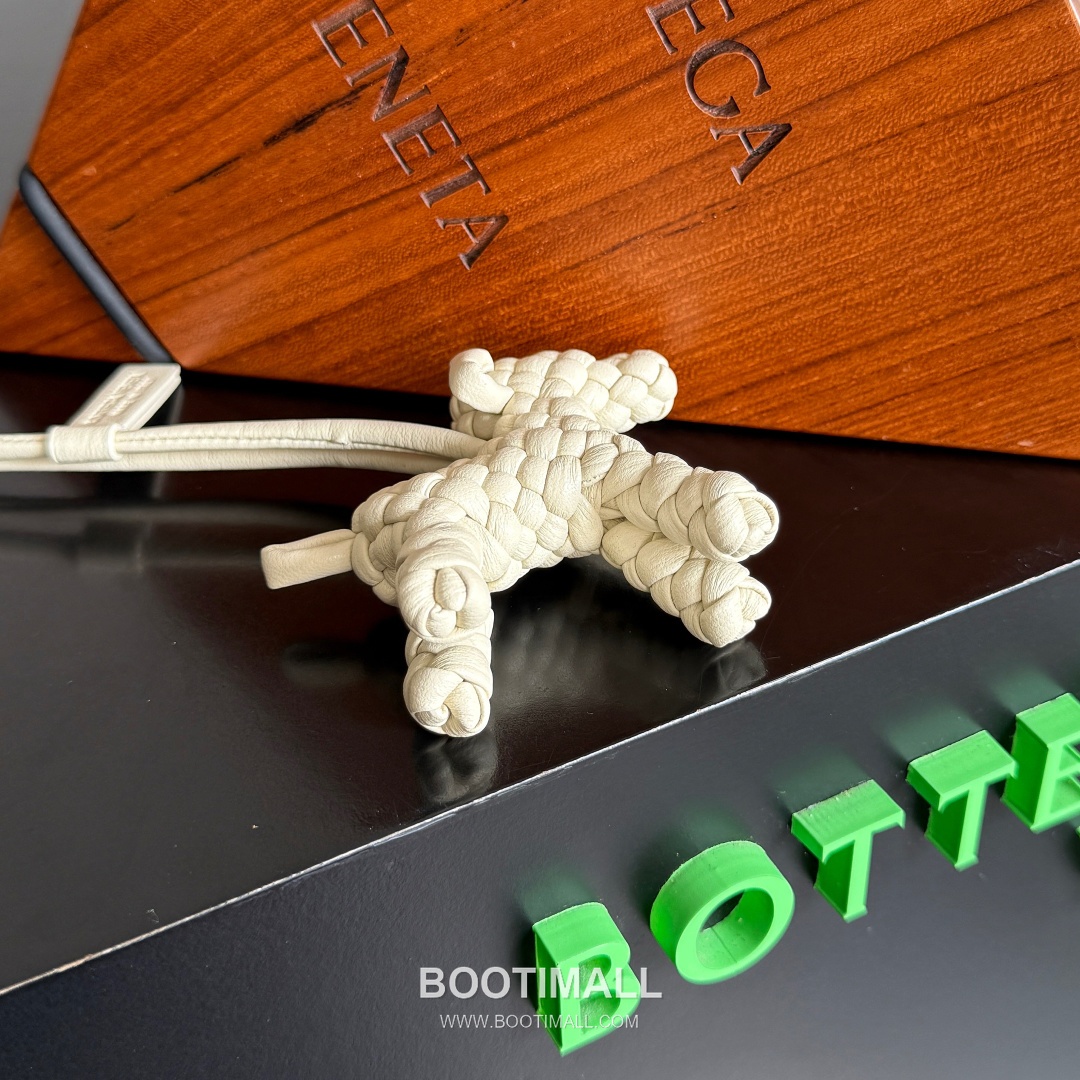 Bottega Veneta Intrecciato Dog Charm Leather Bag 보테가 베네타 인트레치아토 도그 참 가죽 백참 8