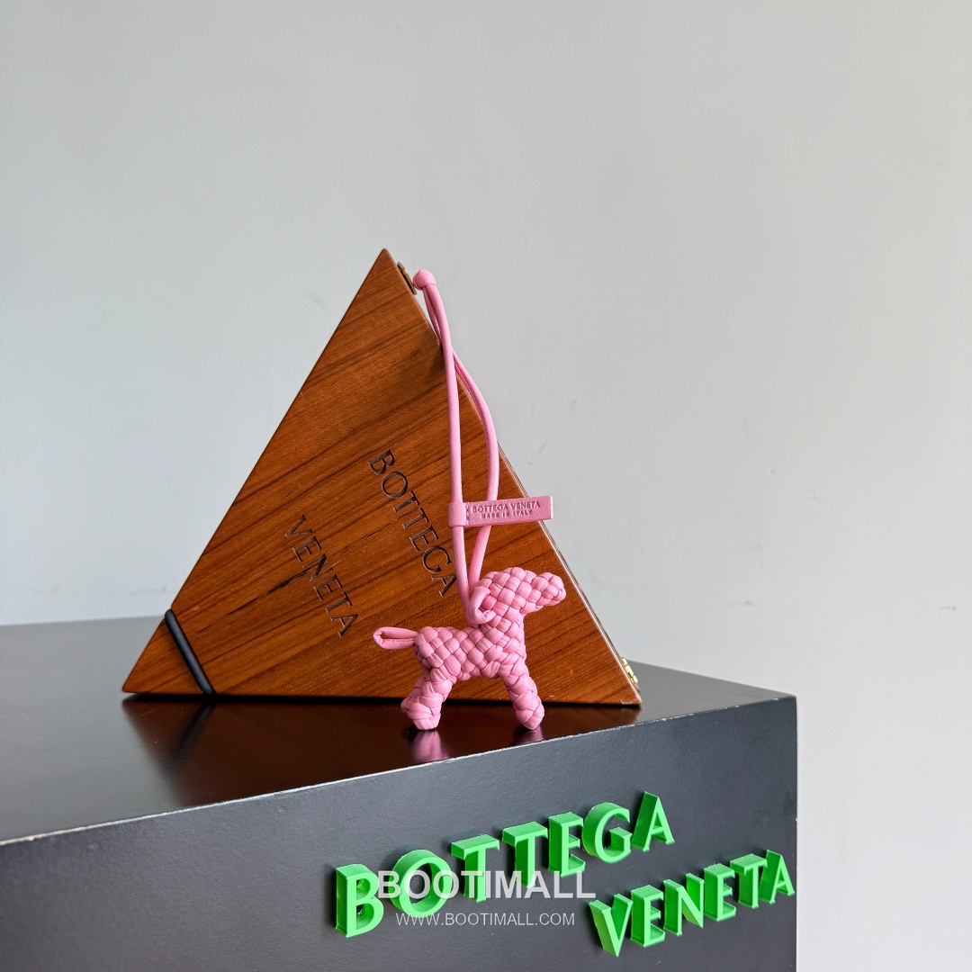 Bottega Veneta Intrecciato Dog Charm Leather Bag 보테가 베네타 인트레치아토 도그 참 가죽 백참 1