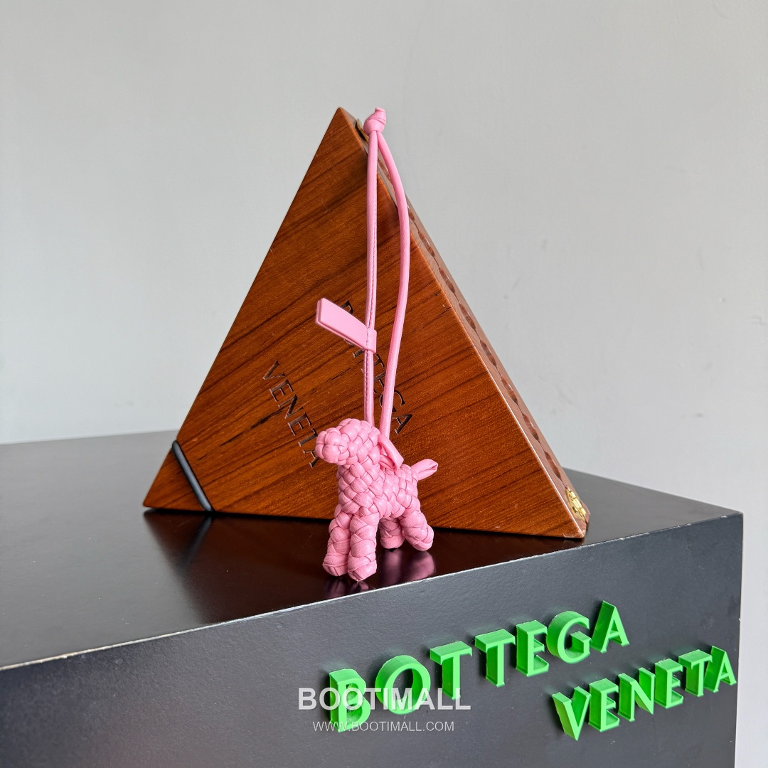 Bottega Veneta Intrecciato Dog Charm Leather Bag 보테가 베네타 인트레치아토 도그 참 가죽 백참 2