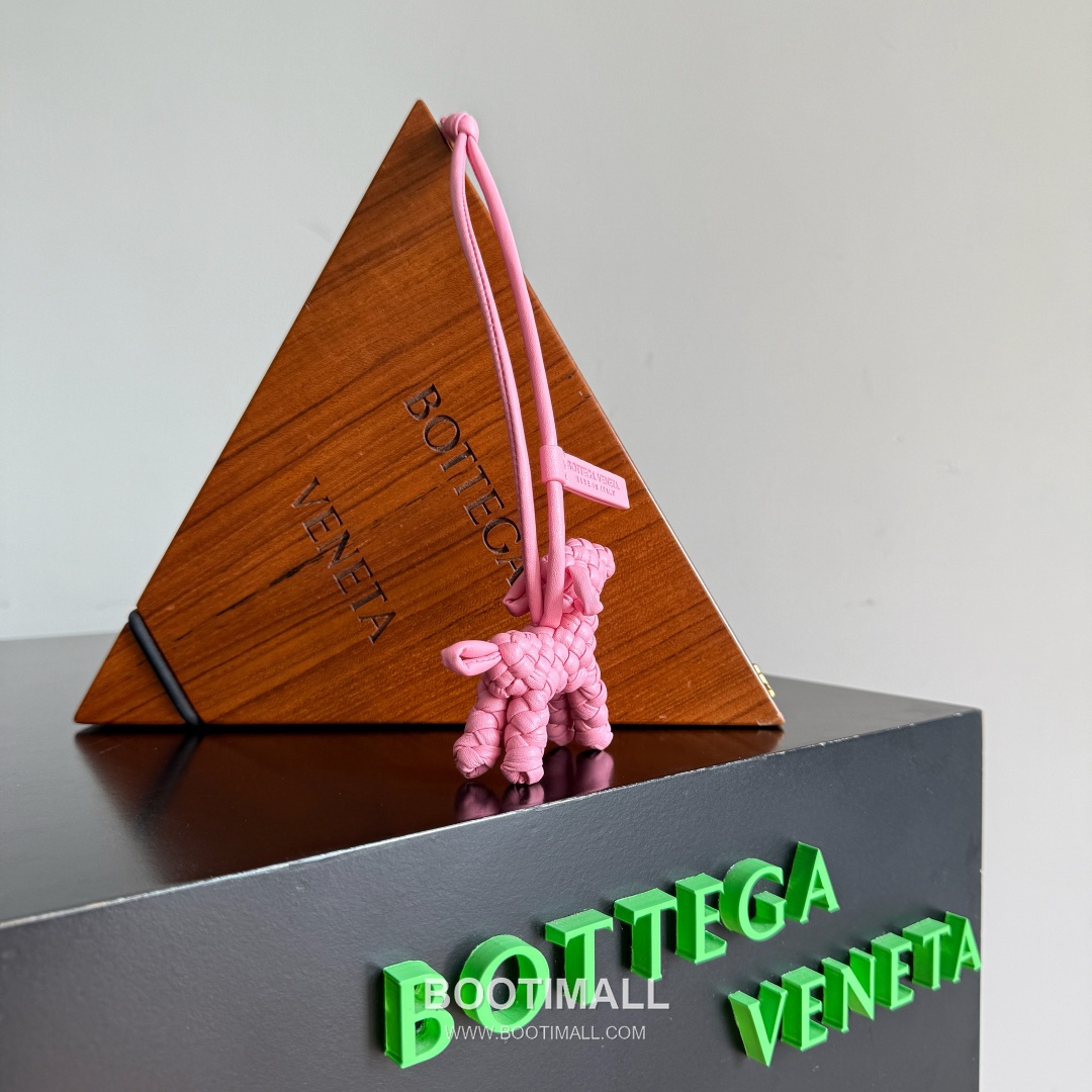 Bottega Veneta Intrecciato Dog Charm Leather Bag 보테가 베네타 인트레치아토 도그 참 가죽 백참 3