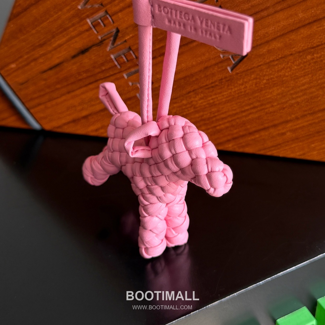 Bottega Veneta Intrecciato Dog Charm Leather Bag 보테가 베네타 인트레치아토 도그 참 가죽 백참 4