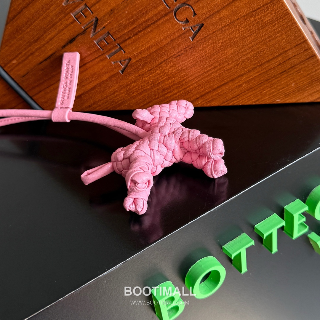 Bottega Veneta Intrecciato Dog Charm Leather Bag 보테가 베네타 인트레치아토 도그 참 가죽 백참 5