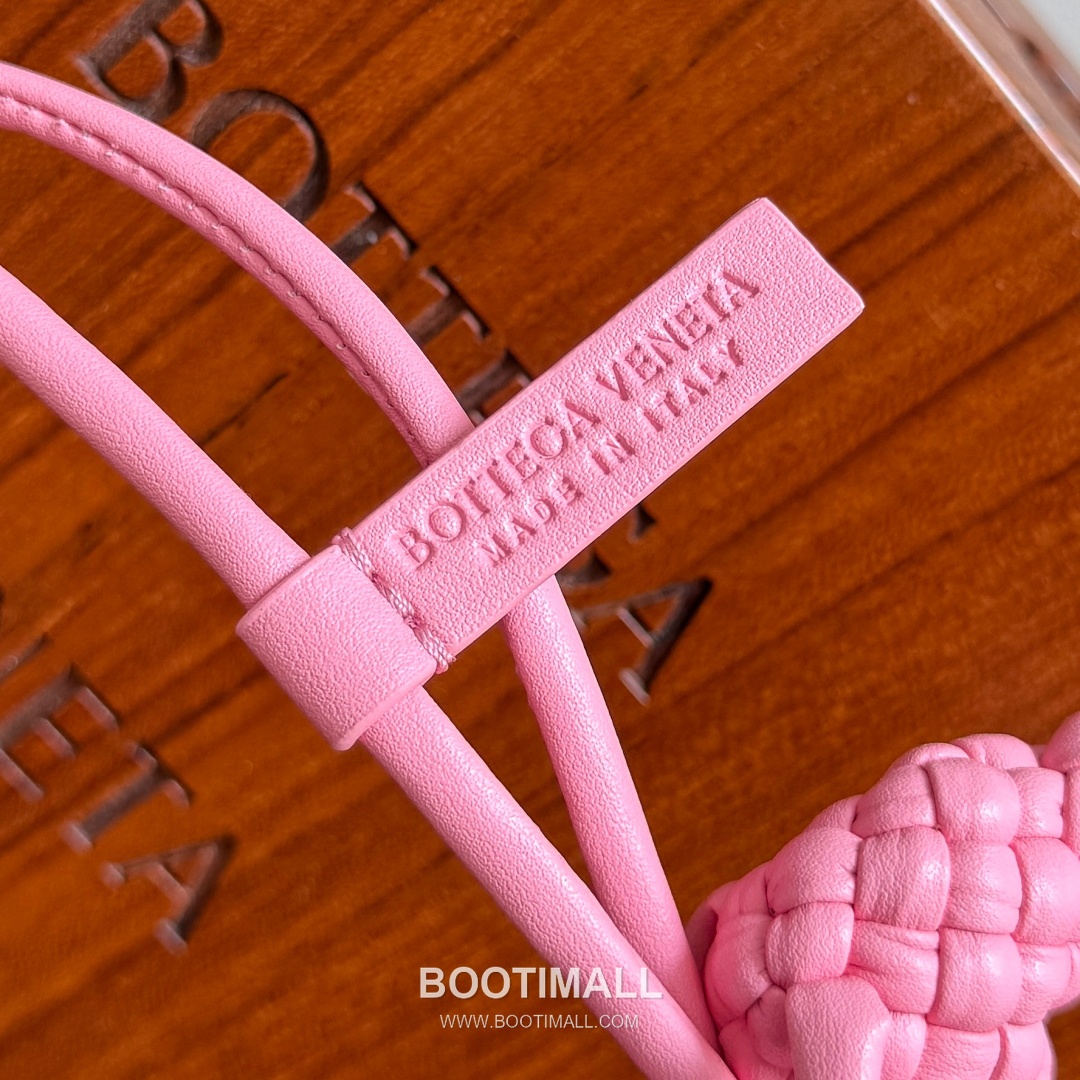 Bottega Veneta Intrecciato Dog Charm Leather Bag 보테가 베네타 인트레치아토 도그 참 가죽 백참 6