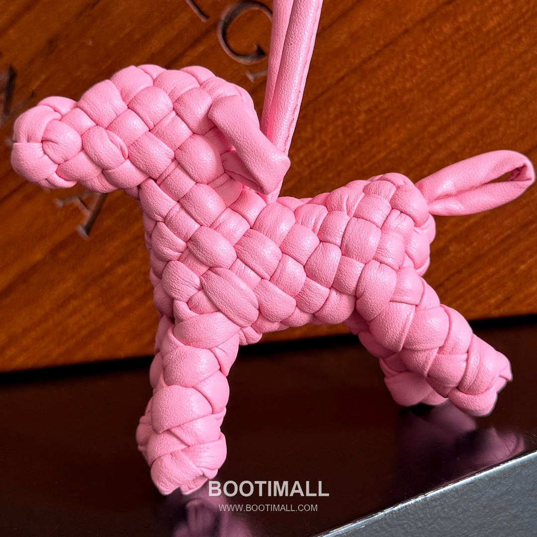 Bottega Veneta Intrecciato Dog Charm Leather Bag 보테가 베네타 인트레치아토 도그 참 가죽 백참 7