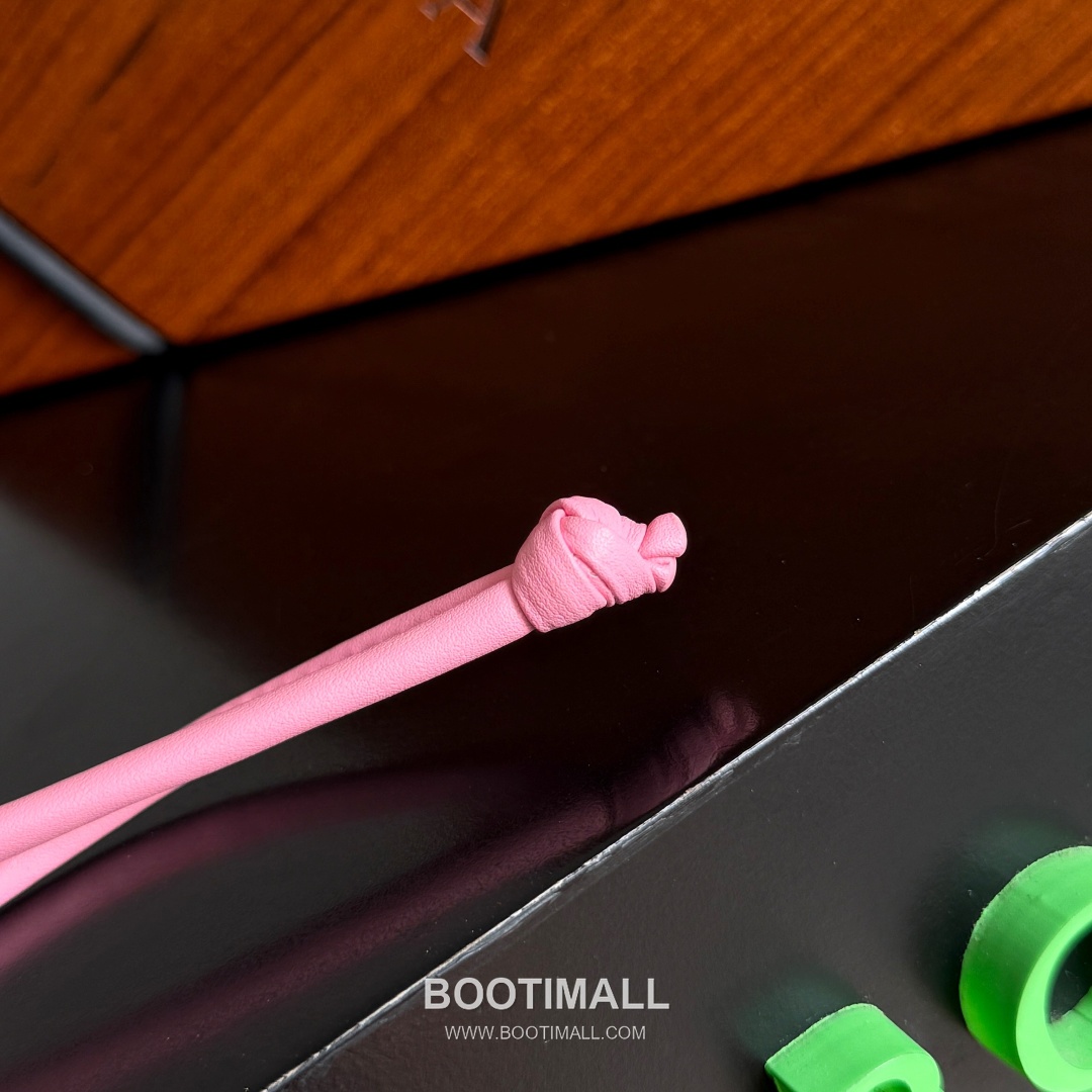 Bottega Veneta Intrecciato Dog Charm Leather Bag 보테가 베네타 인트레치아토 도그 참 가죽 백참 8