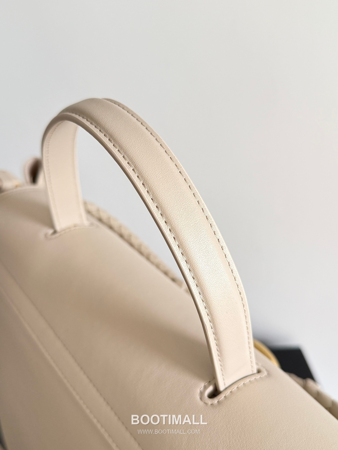 Bottega Veneta Ciao Intrecciato Smooth Calfskin Top Handle Bag 보테가 베네타 차오 인트레치아토 스무스 카프스킨 탑핸들백 42cm 26