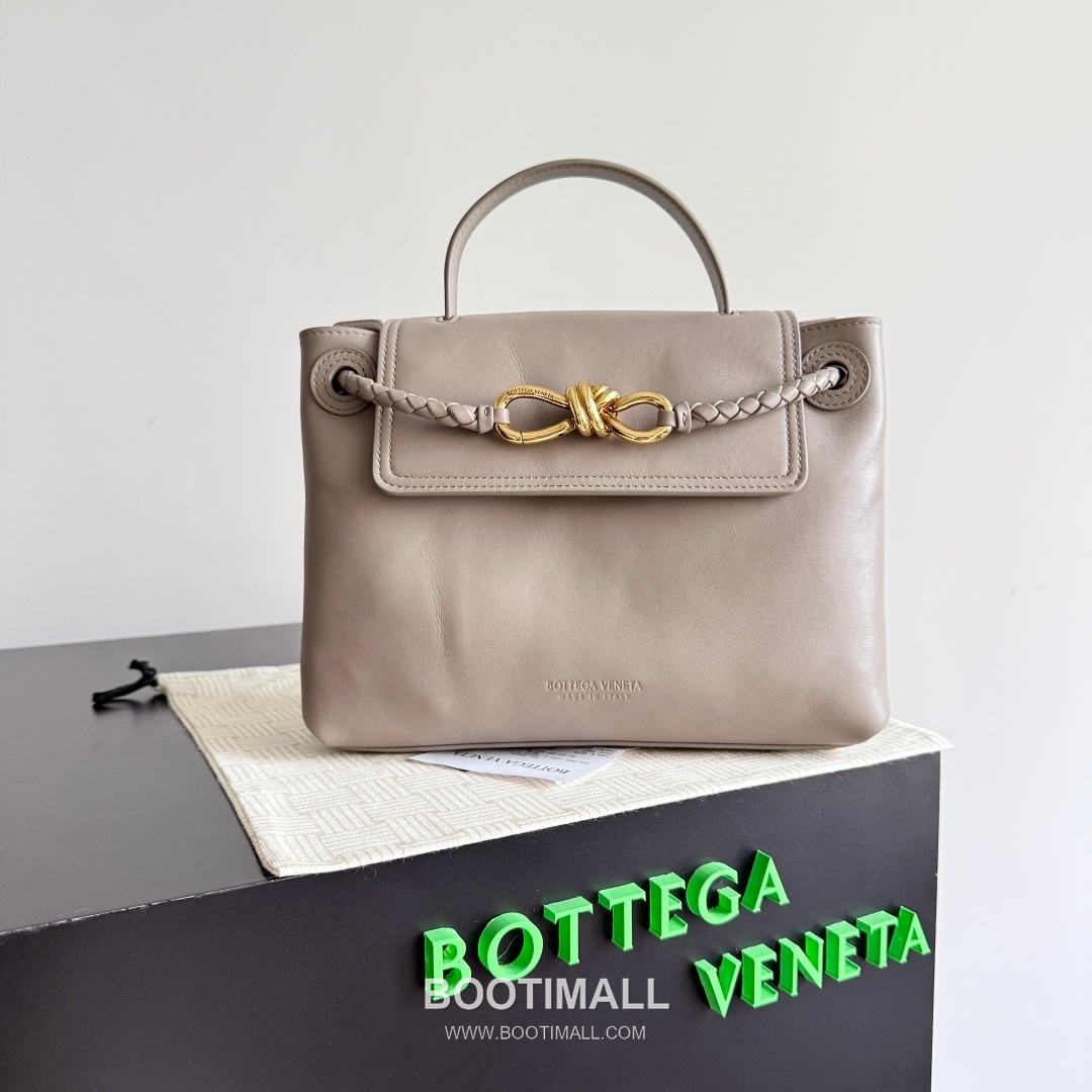Bottega Veneta Ciao Ciao Leather Top Handle Bag 835835 보테가베네타 차오차오 가죽 탑핸들백 26cm 1