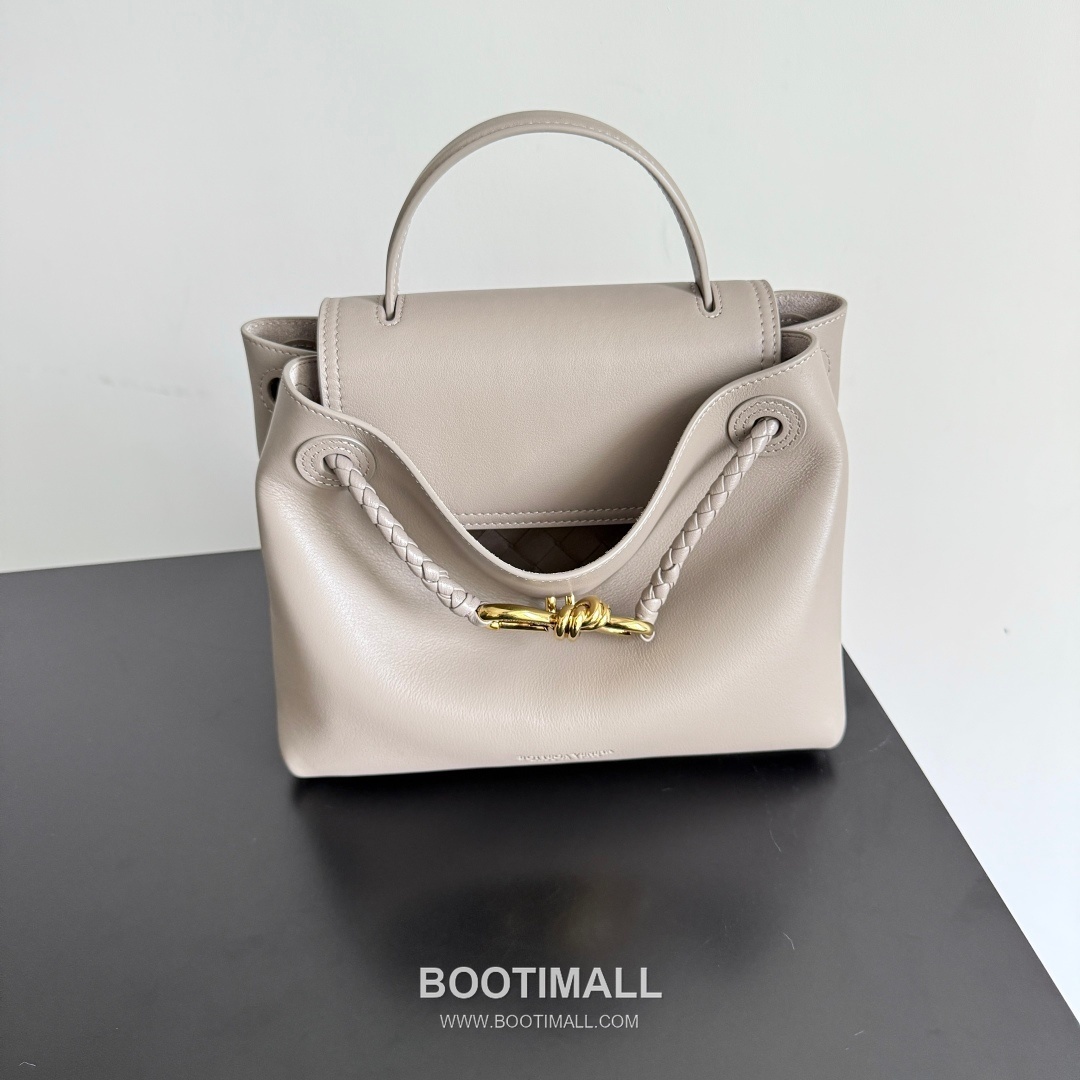 Bottega Veneta Ciao Ciao Leather Top Handle Bag 835835 보테가베네타 차오차오 가죽 탑핸들백 26cm 11