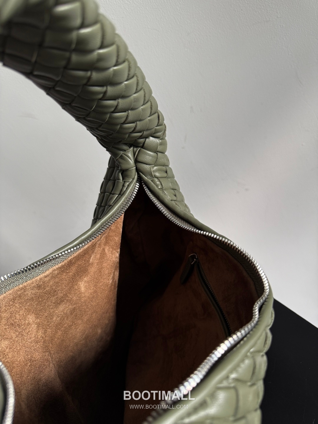 Bottega Veneta Early Spring Soft Hobo Shoulder Bag 보테가 베네타 얼리 스프링 소프트 호보 숄더백 44cm 16