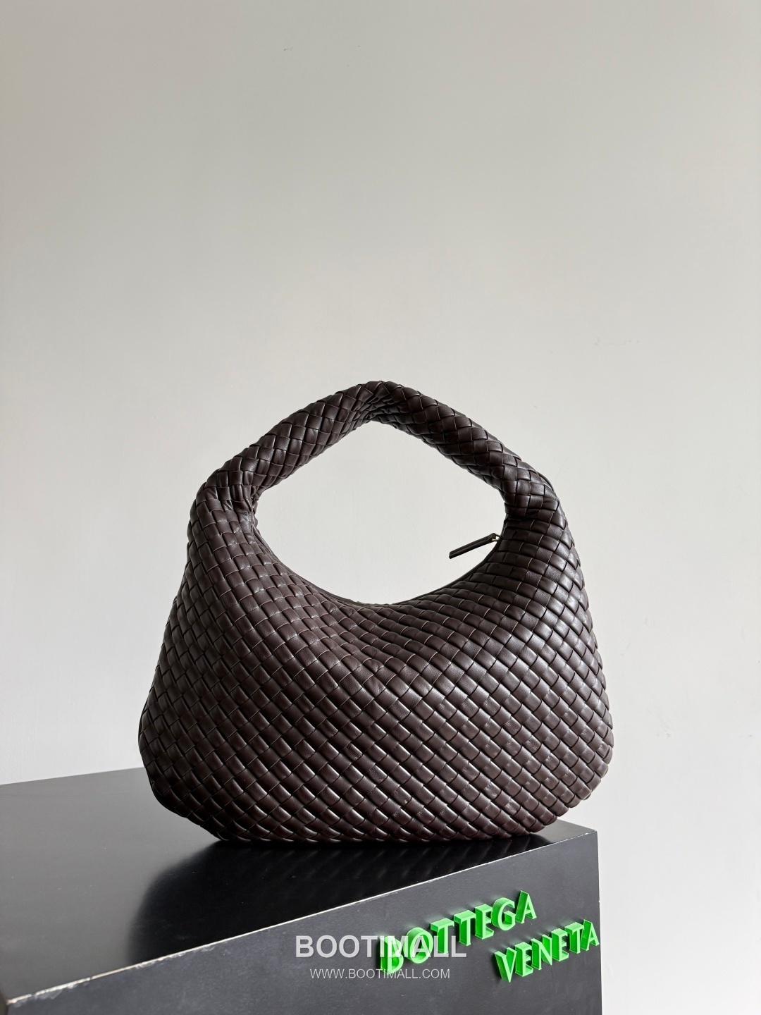 Bottega Veneta Early Spring Soft Hobo Shoulder Bag 보테가 베네타 얼리 스프링 소프트 호보 숄더백 44cm 2
