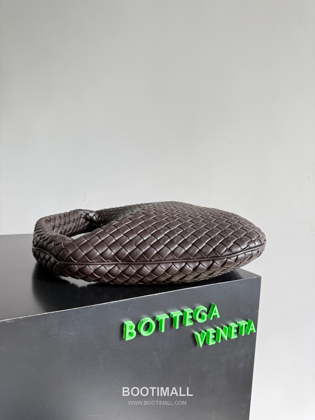 Bottega Veneta Early Spring Soft Hobo Shoulder Bag 보테가 베네타 얼리 스프링 소프트 호보 숄더백 44cm 3