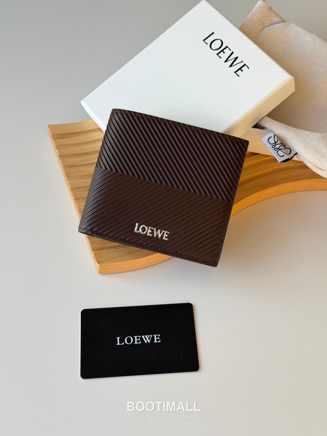 Loewe Puzzle Geometric Ripple-Embossed Cowhide Black Bifold Wallet 로에베 퍼즐 지오메트릭 L1146 물결 엠보 소가죽 블랙 반지갑 11cm 1