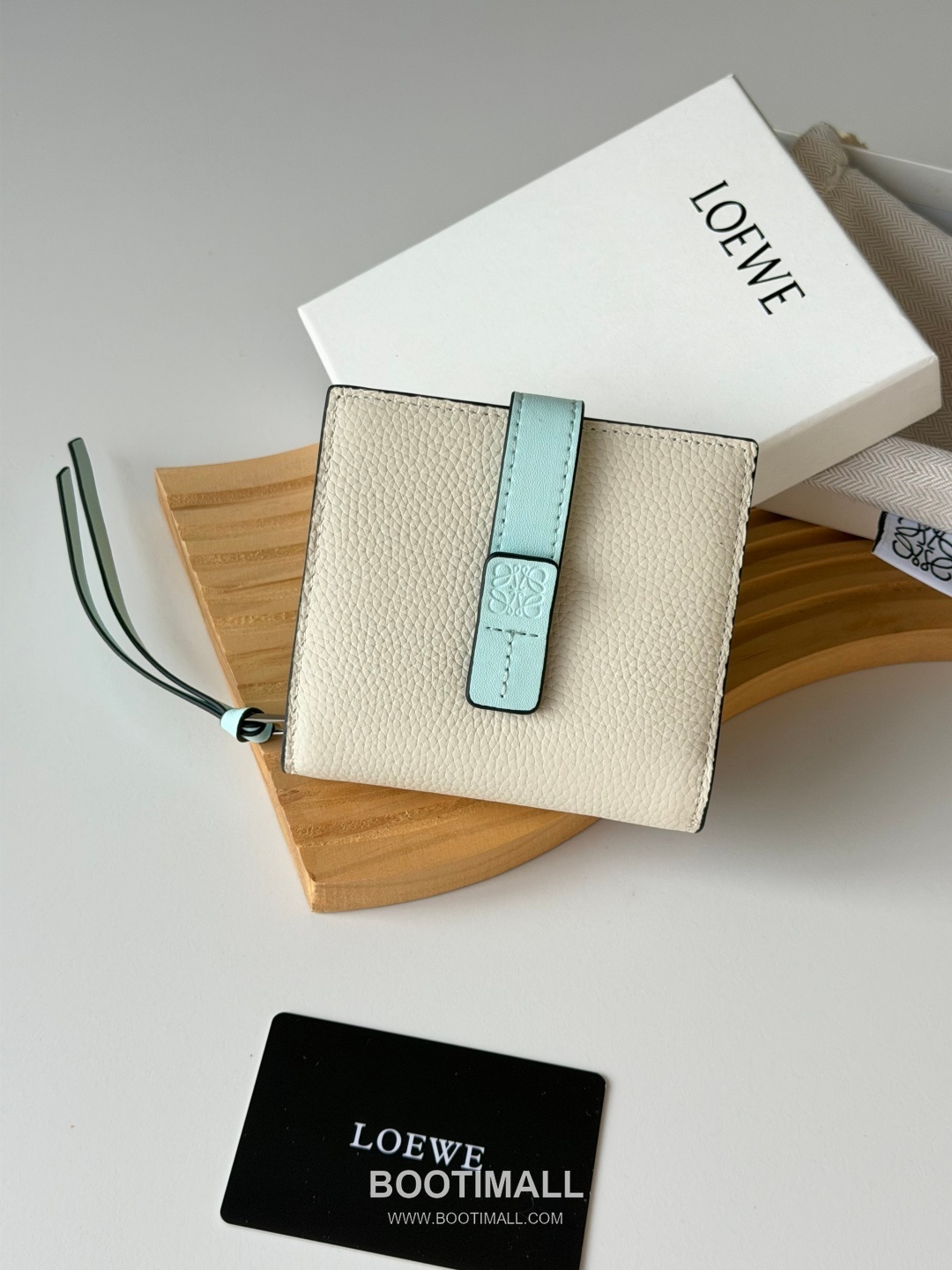 Loewe Anagram Embossed Bi-Fold Grained Cowhide Leather Contrast Wallet 로에베 아나그램 엠보스드 반지갑 L1125 그레인드 소가죽 콘트라스트 12cm 1