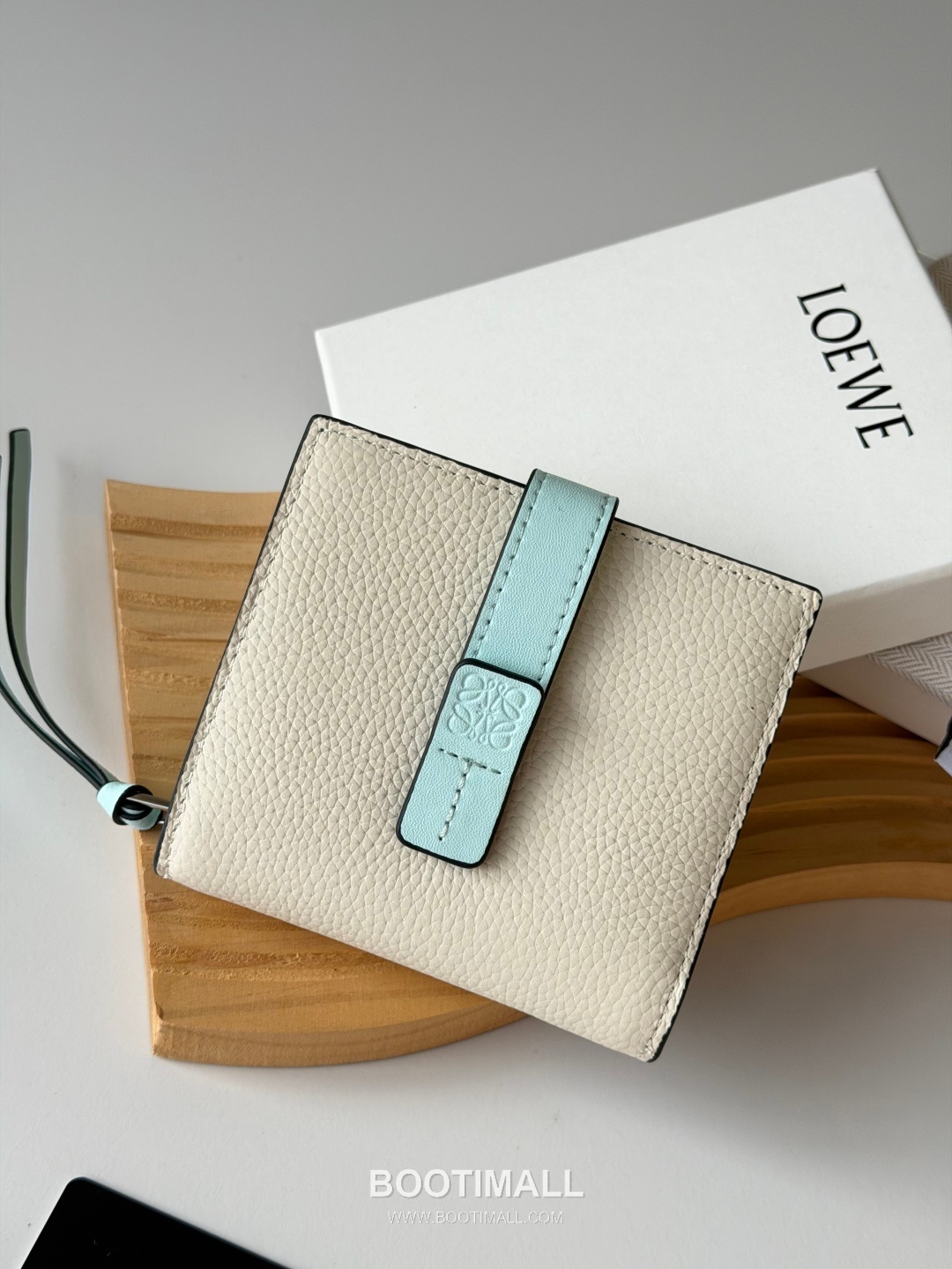 Loewe Anagram Embossed Bi-Fold Grained Cowhide Leather Contrast Wallet 로에베 아나그램 엠보스드 반지갑 L1125 그레인드 소가죽 콘트라스트 12cm 2