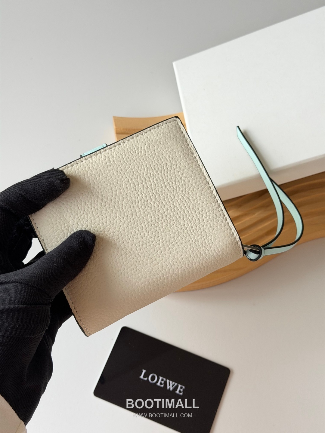 Loewe Anagram Embossed Bi-Fold Grained Cowhide Leather Contrast Wallet 로에베 아나그램 엠보스드 반지갑 L1125 그레인드 소가죽 콘트라스트 12cm 3