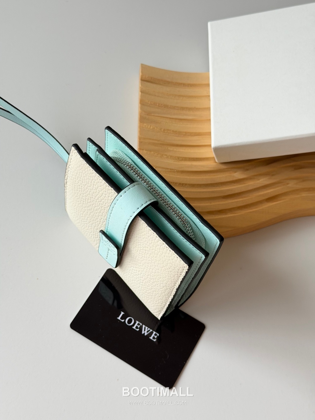 Loewe Anagram Embossed Bi-Fold Grained Cowhide Leather Contrast Wallet 로에베 아나그램 엠보스드 반지갑 L1125 그레인드 소가죽 콘트라스트 12cm 4