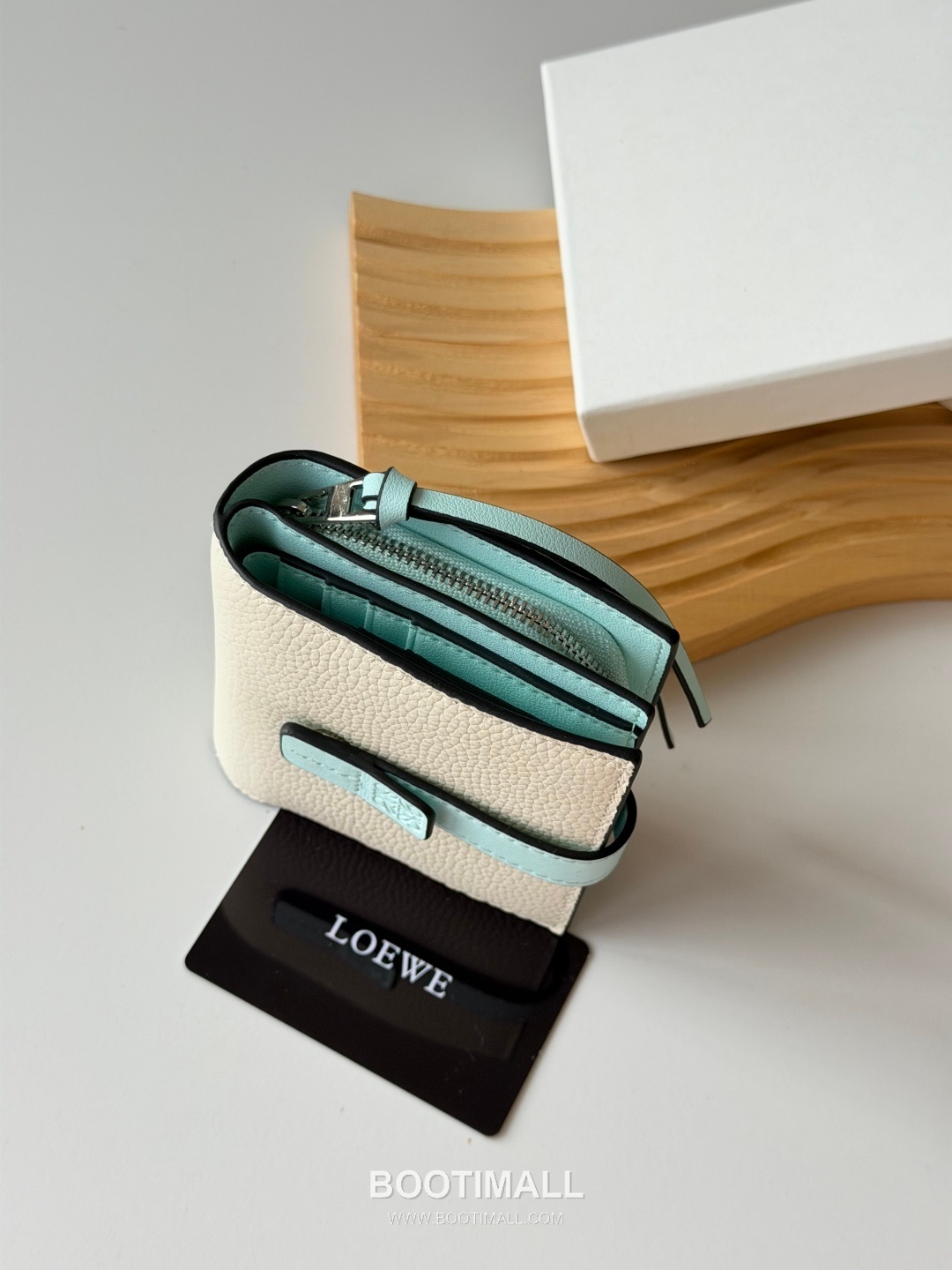 Loewe Anagram Embossed Bi-Fold Grained Cowhide Leather Contrast Wallet 로에베 아나그램 엠보스드 반지갑 L1125 그레인드 소가죽 콘트라스트 12cm 5