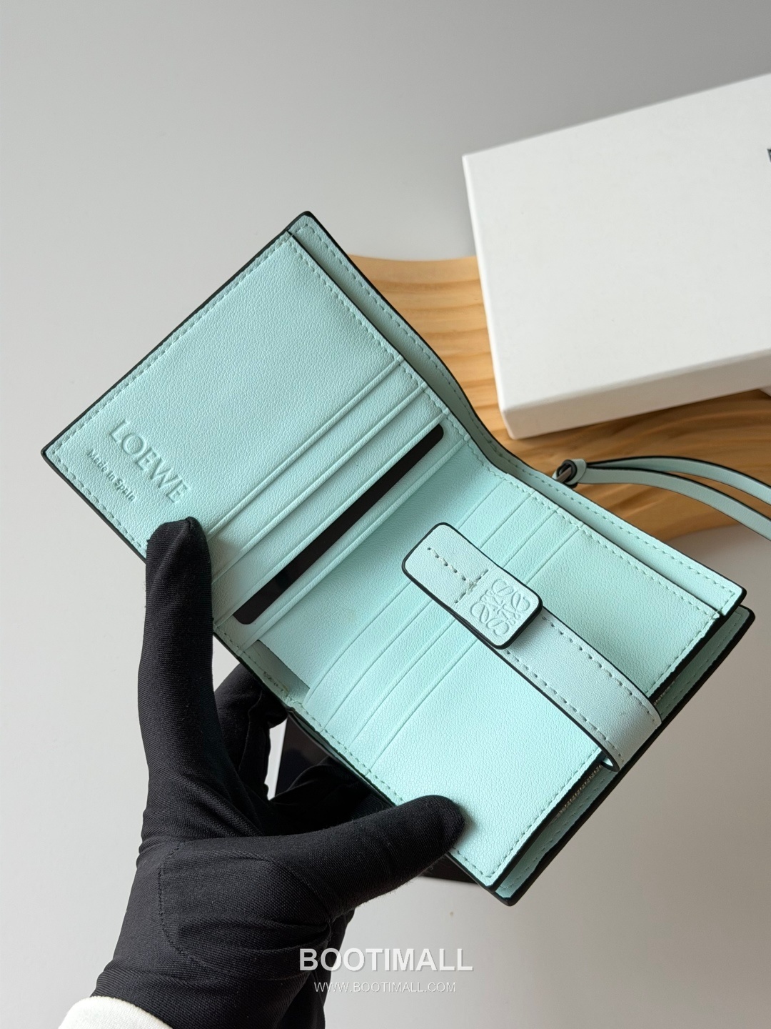 Loewe Anagram Embossed Bi-Fold Grained Cowhide Leather Contrast Wallet 로에베 아나그램 엠보스드 반지갑 L1125 그레인드 소가죽 콘트라스트 12cm 6