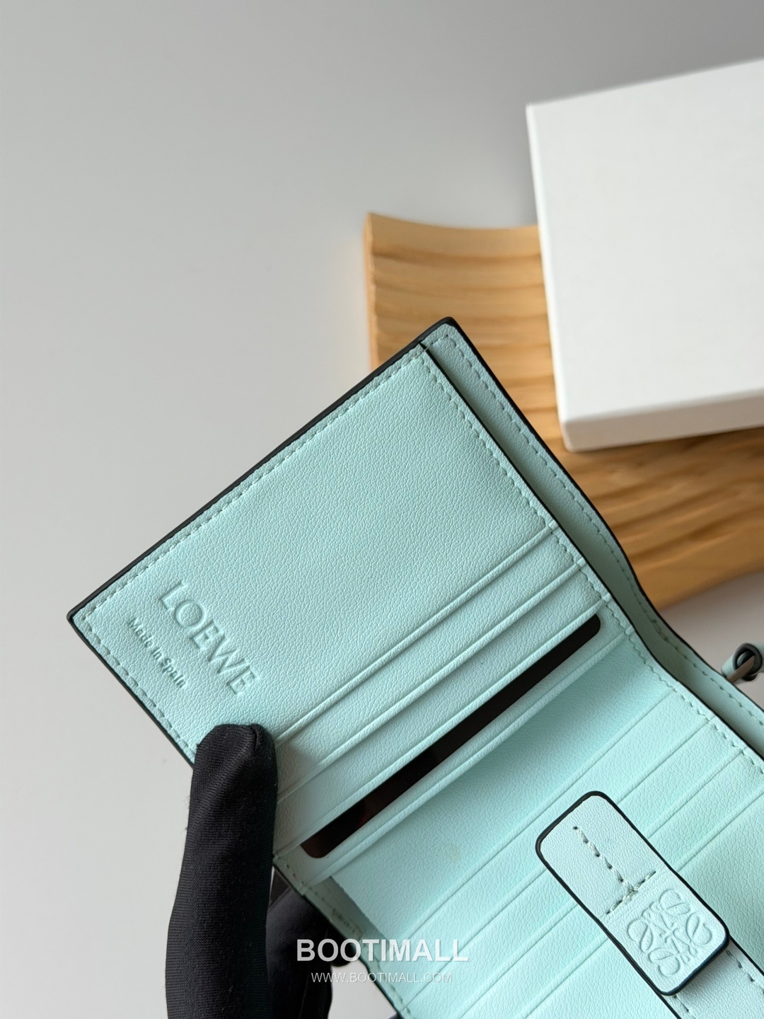 Loewe Anagram Embossed Bi-Fold Grained Cowhide Leather Contrast Wallet 로에베 아나그램 엠보스드 반지갑 L1125 그레인드 소가죽 콘트라스트 12cm 7