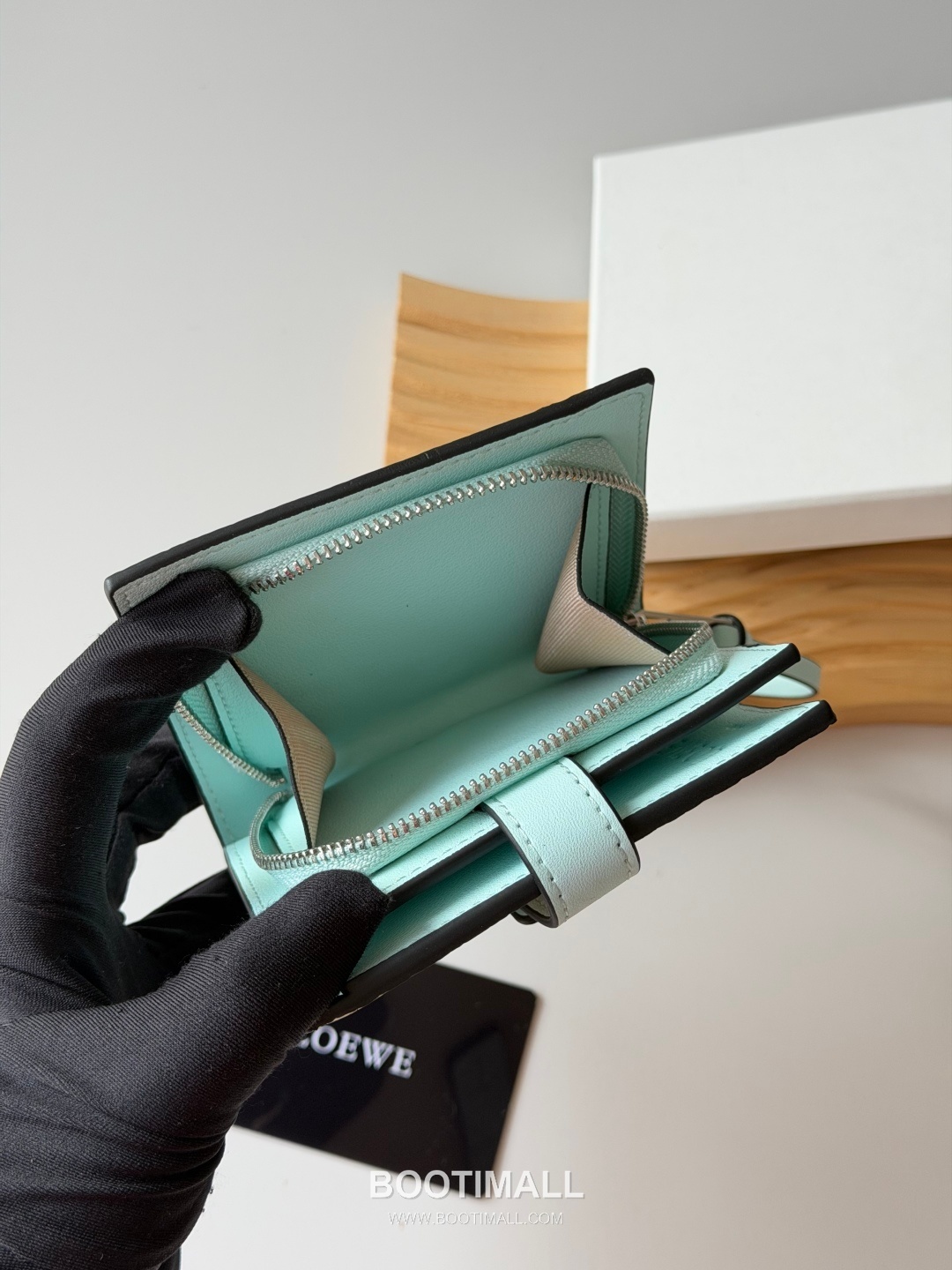 Loewe Anagram Embossed Bi-Fold Grained Cowhide Leather Contrast Wallet 로에베 아나그램 엠보스드 반지갑 L1125 그레인드 소가죽 콘트라스트 12cm 9