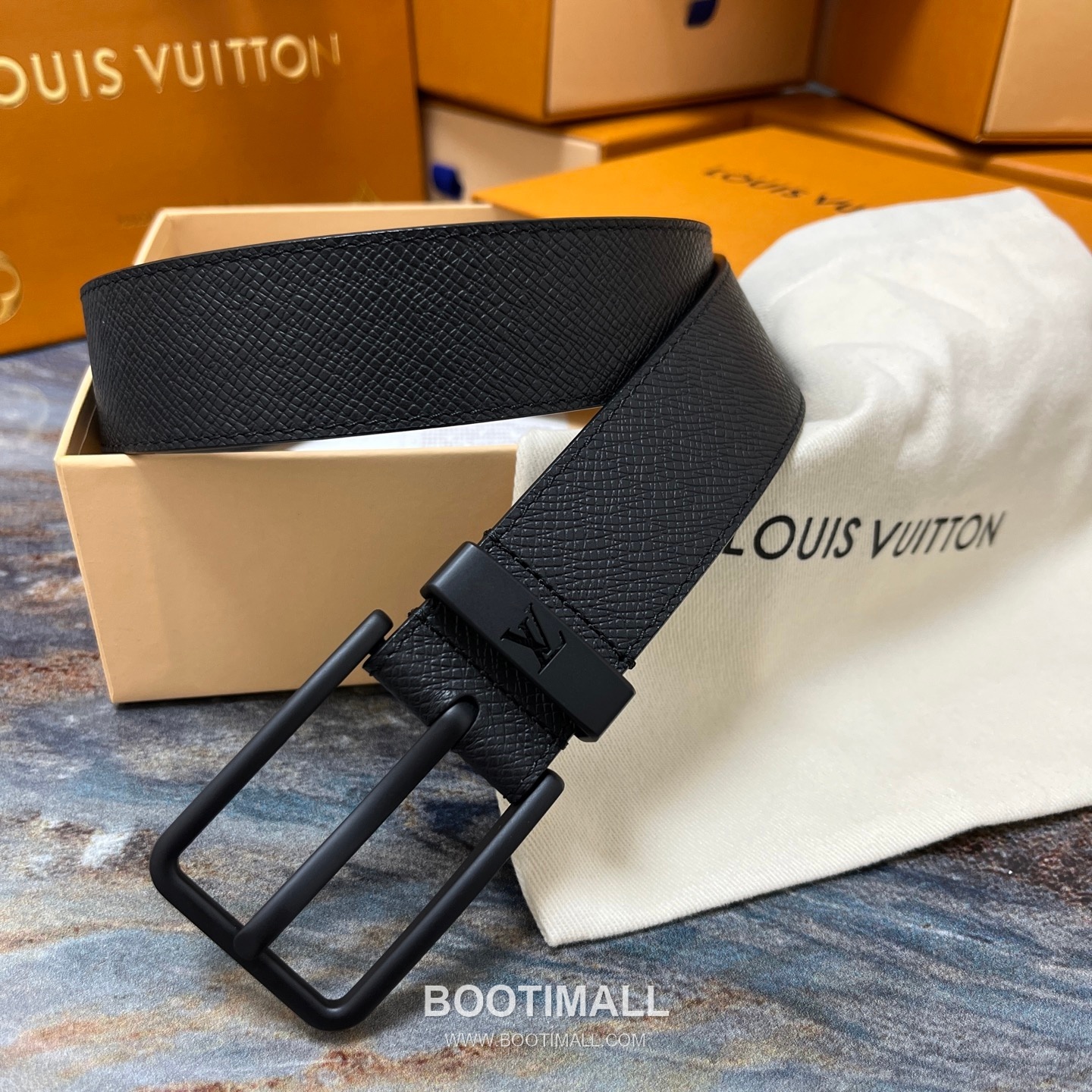 Louis Vuitton LV Initiales Rectangular Buckle Grained Leather Black Belt 루이비통 LV 이니셜 직사각 버클 그레인 레더 벨트 3.5cm 1
