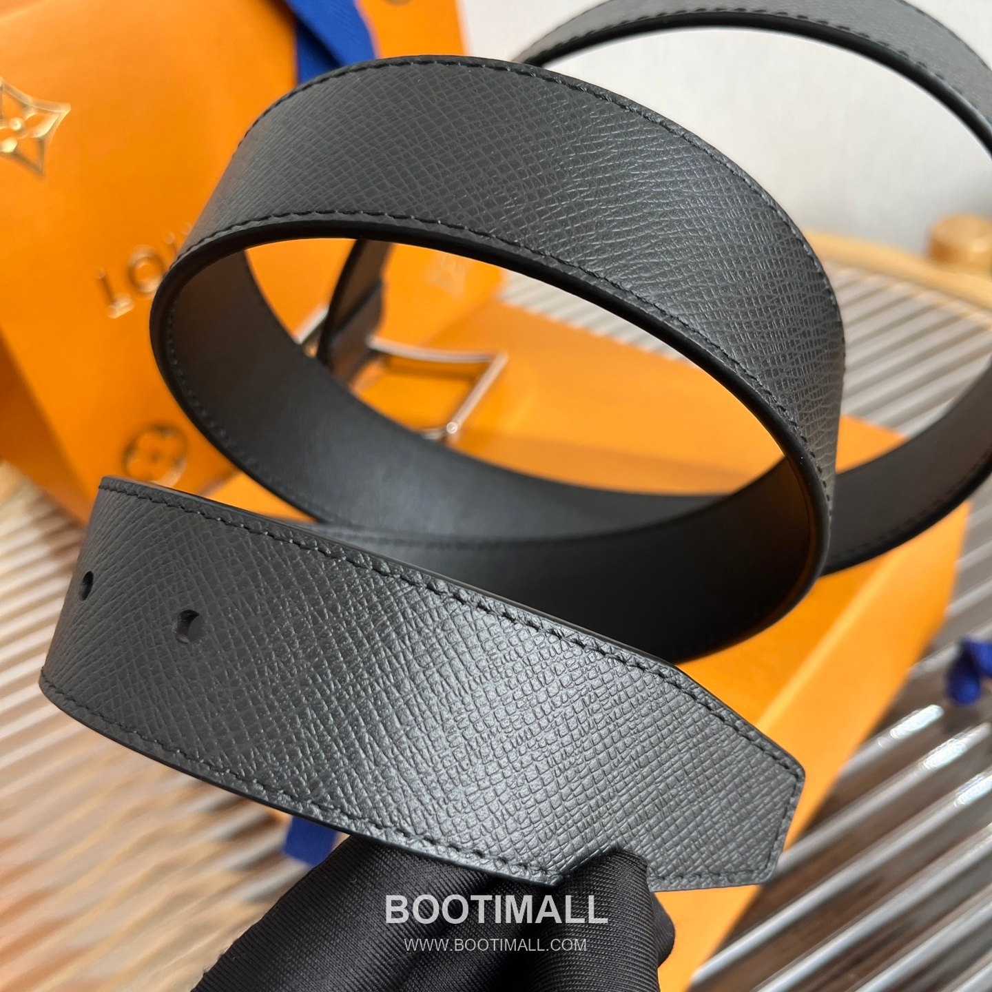 Louis Vuitton LV Initiales Rectangular Buckle Grained Leather Black Belt 루이비통 LV 이니셜 직사각 버클 그레인 레더 벨트 3.5cm 5