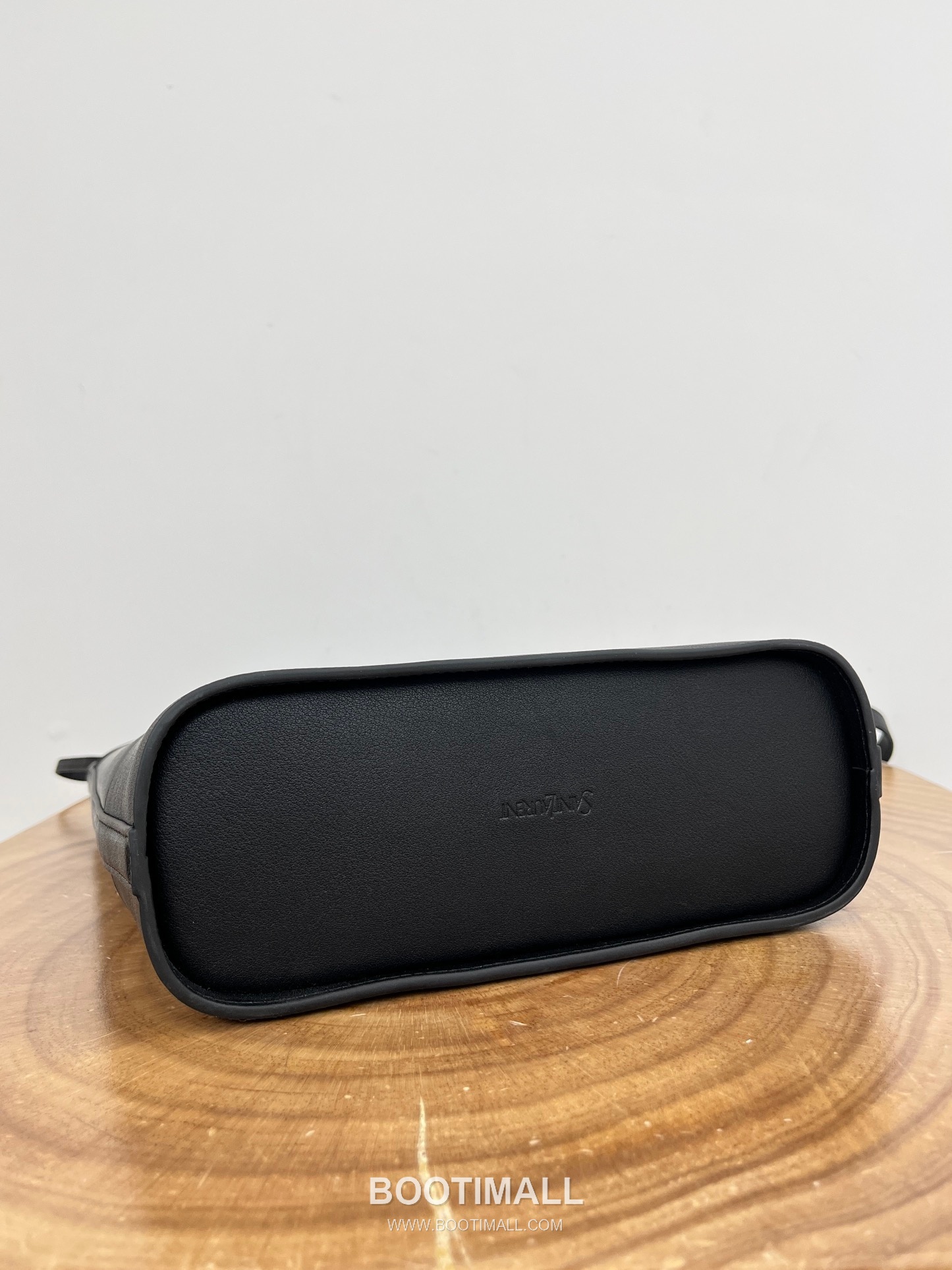 Saint Laurent Y Series Y-Embossed Calfskin Black Shoulder Bag 생로랑 Y 시리즈 엠보스드 카프스킨 블랙 숄더백 33cm 15