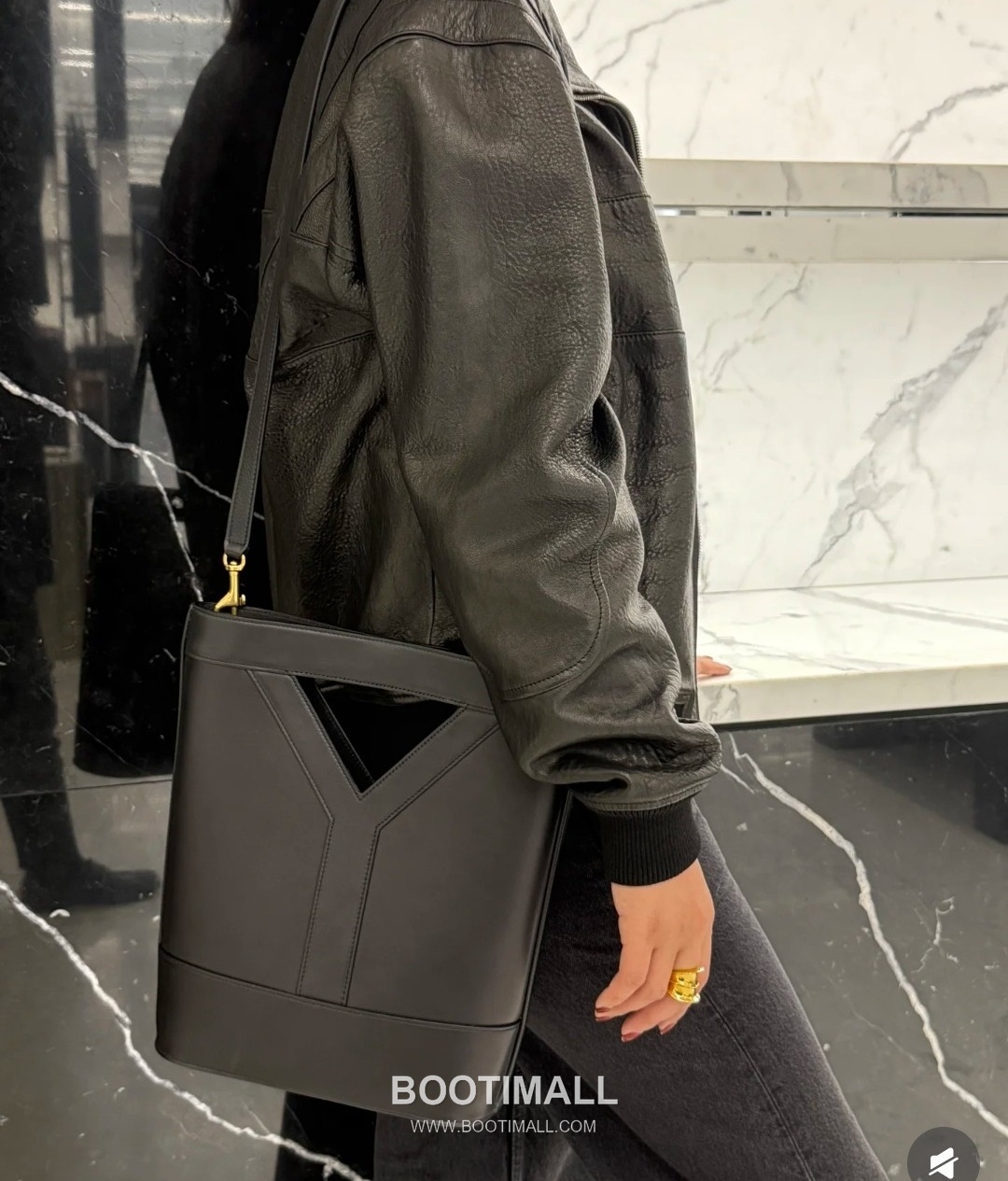 Saint Laurent Y Series Y-Embossed Calfskin Black Shoulder Bag 생로랑 Y 시리즈 엠보스드 카프스킨 블랙 숄더백 33cm 17