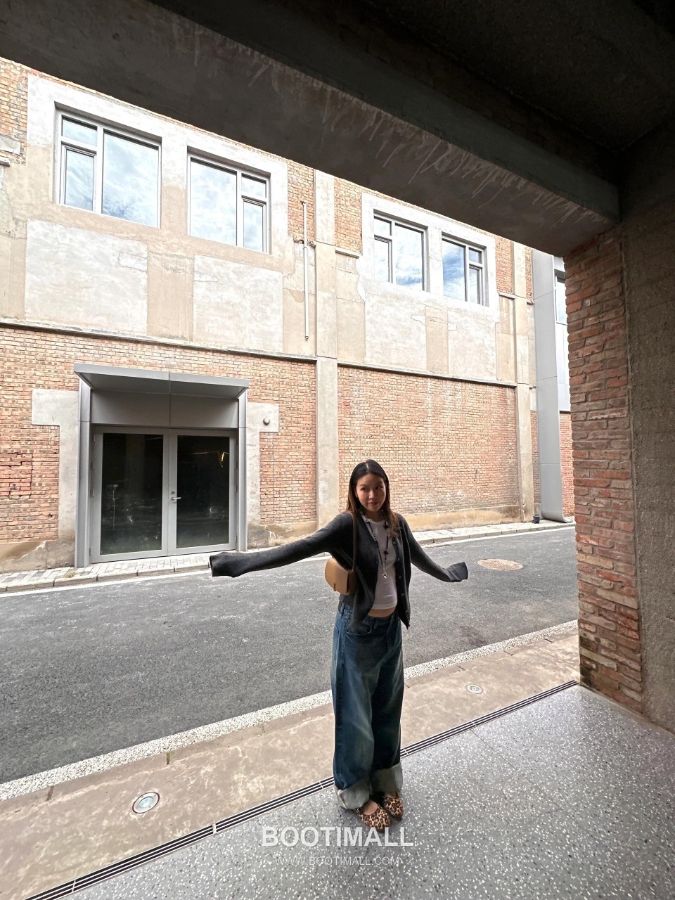 Saint Laurent Voltaire Box Leather Flap Shoulder Bag 7796421680780 생로랑 볼테르 박스 레더 플랩 숄더백 17.5cm 23