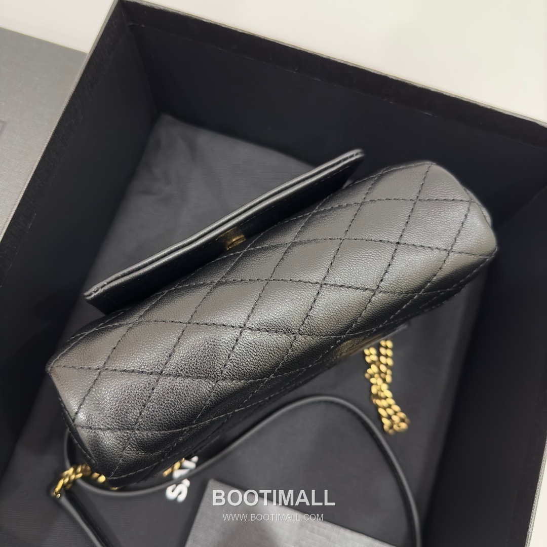 Saint Laurent Mini Nolita Quilted Lambskin Chain Shoulder Bag 6727381680780 생로랑 미니 놀리타 퀼팅 램스킨 체인 숄더백 18cm 17