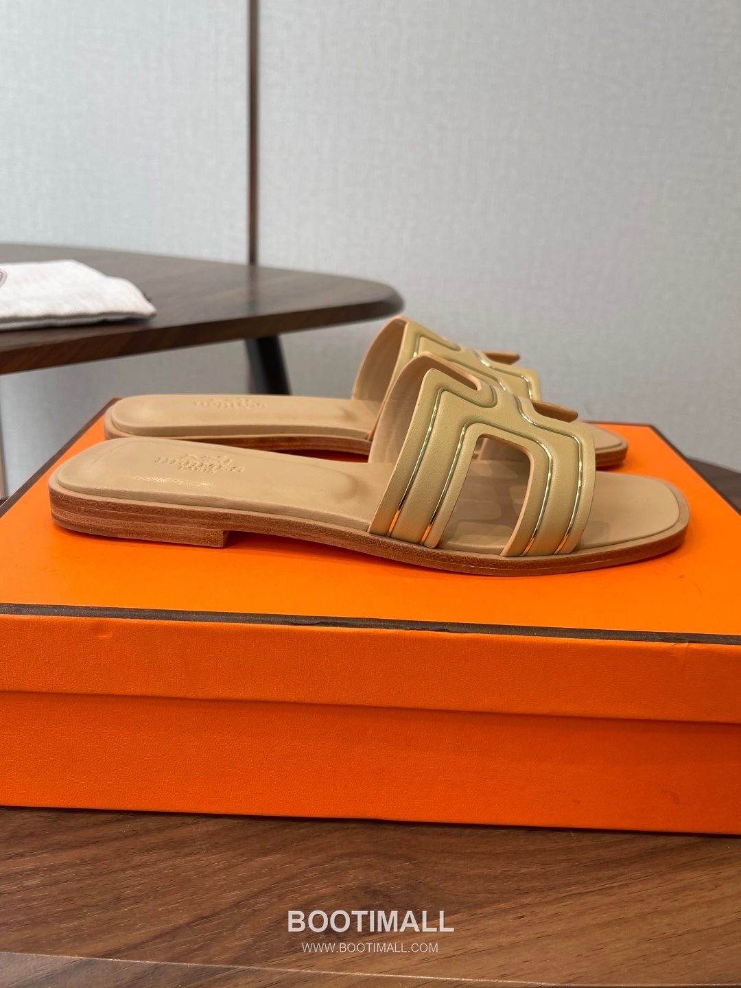 Hermes Oran H Calfskin Slides 에르메스 오란 H 송아지가죽 슬라이드 2