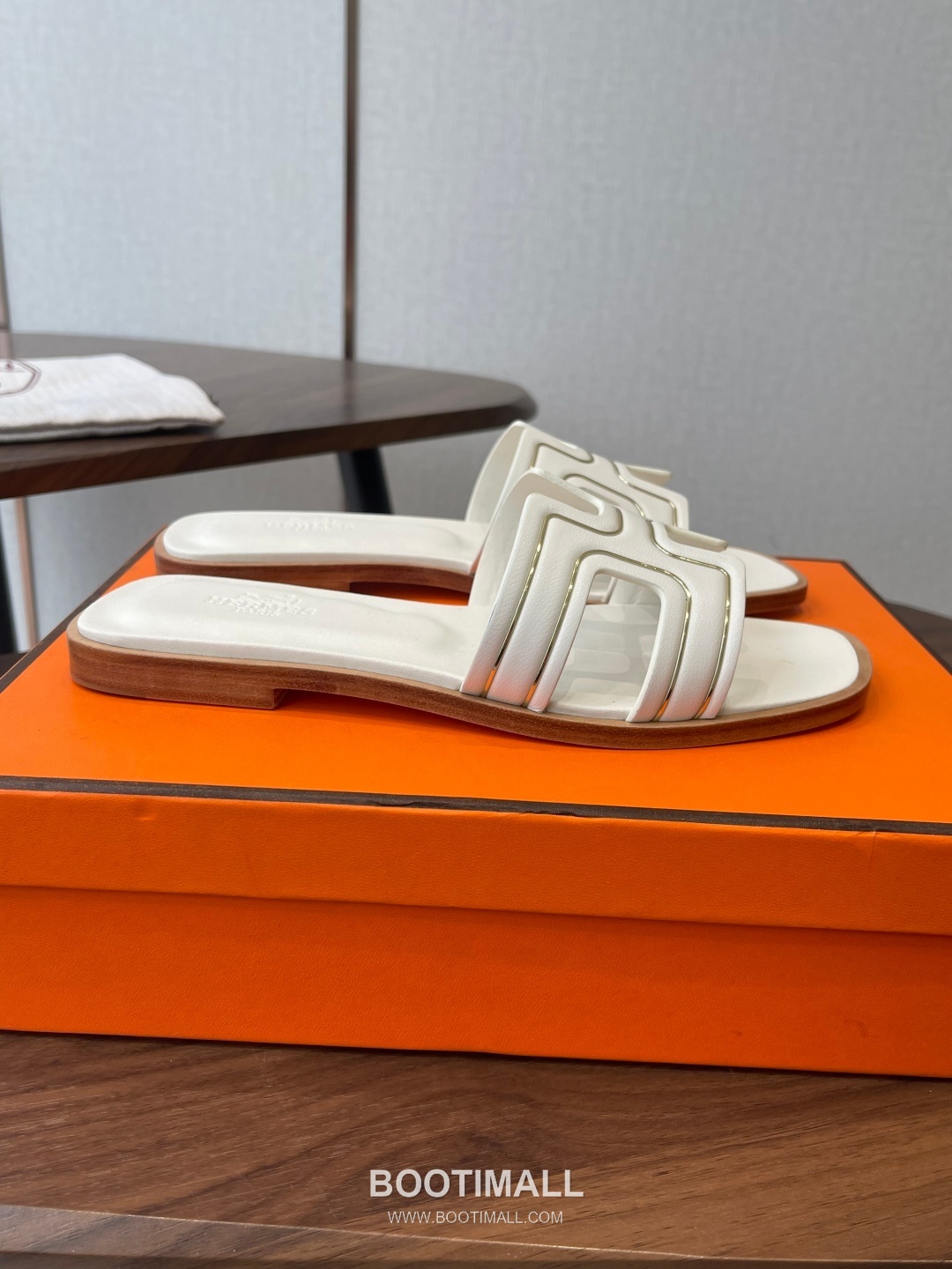 Hermes Oran H Calfskin Slides 에르메스 오란 H 송아지가죽 슬라이드 2