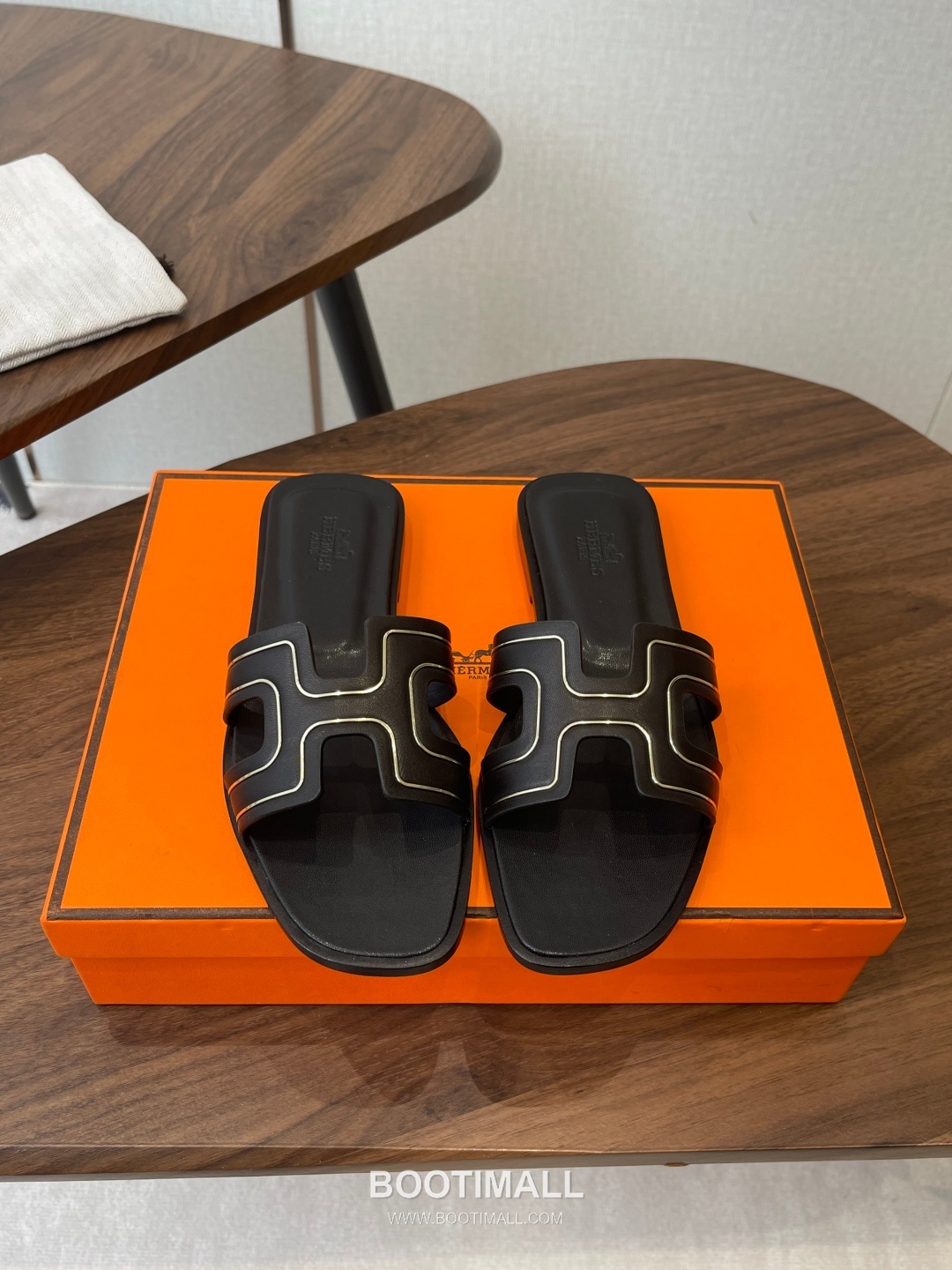 Hermes Oran H Calfskin Slides 에르메스 오란 H 송아지가죽 슬라이드 1