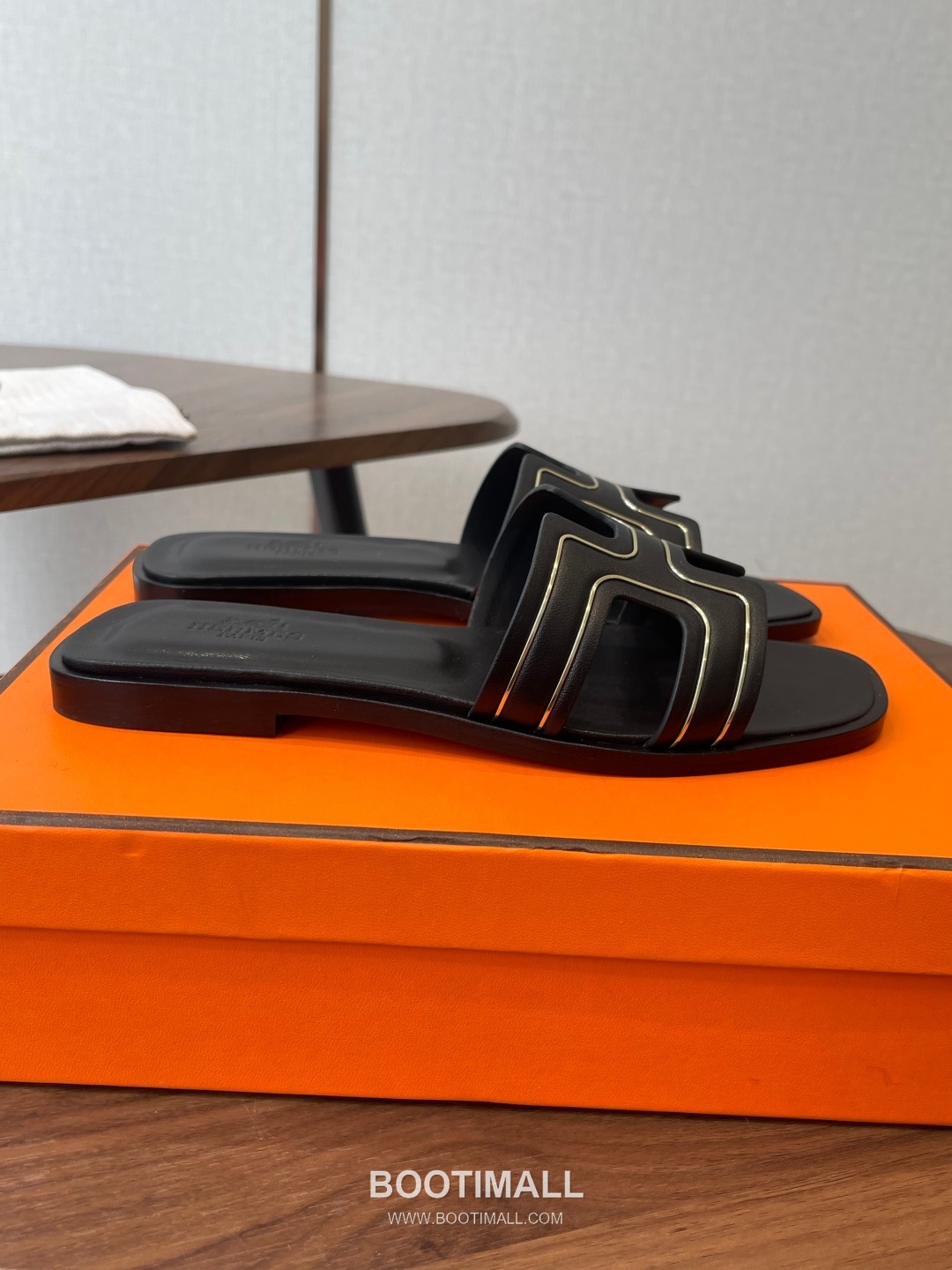 Hermes Oran H Calfskin Slides 에르메스 오란 H 송아지가죽 슬라이드 2