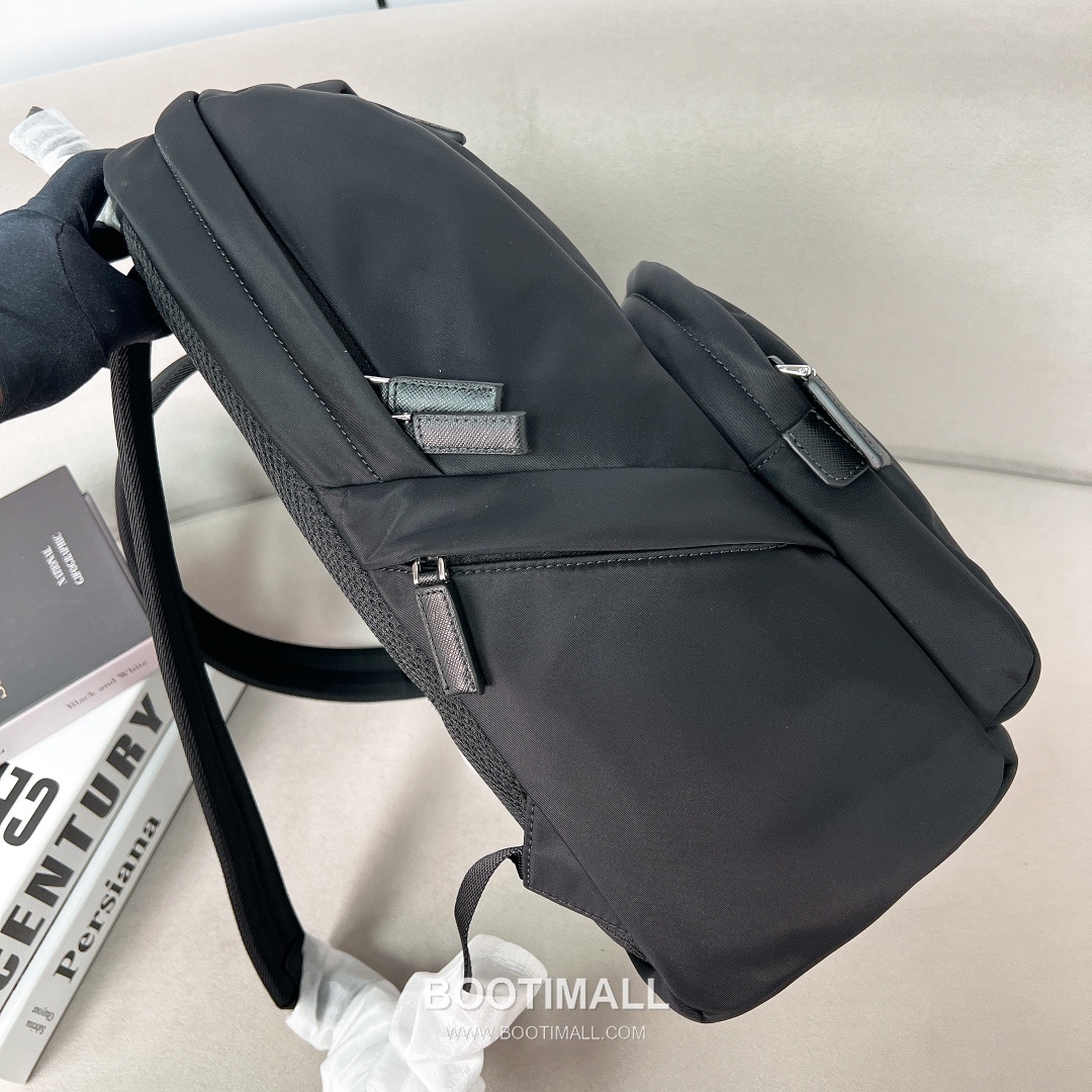 Prada Triangle Enamel Plaque Nylon Backpack 프라다 2VZ104 트라이앵글 에나멜 플라크 나일론 백팩 39cm 4