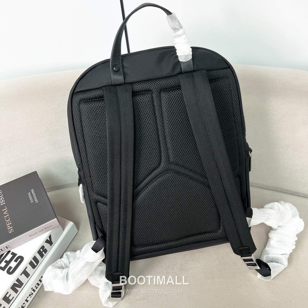Prada Triangle Enamel Plaque Nylon Backpack 프라다 2VZ104 트라이앵글 에나멜 플라크 나일론 백팩 39cm 5