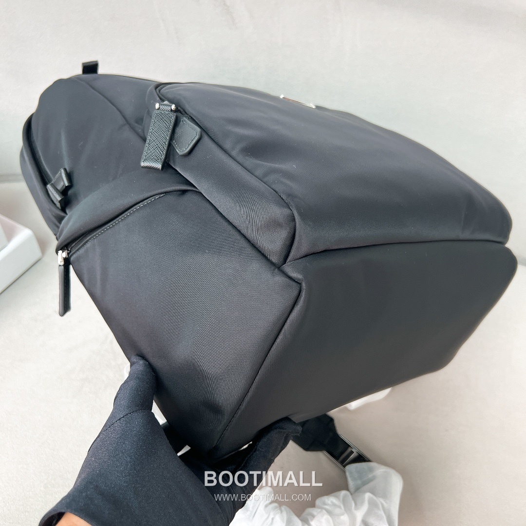 Prada Triangle Enamel Plaque Nylon Backpack 프라다 2VZ104 트라이앵글 에나멜 플라크 나일론 백팩 39cm 7