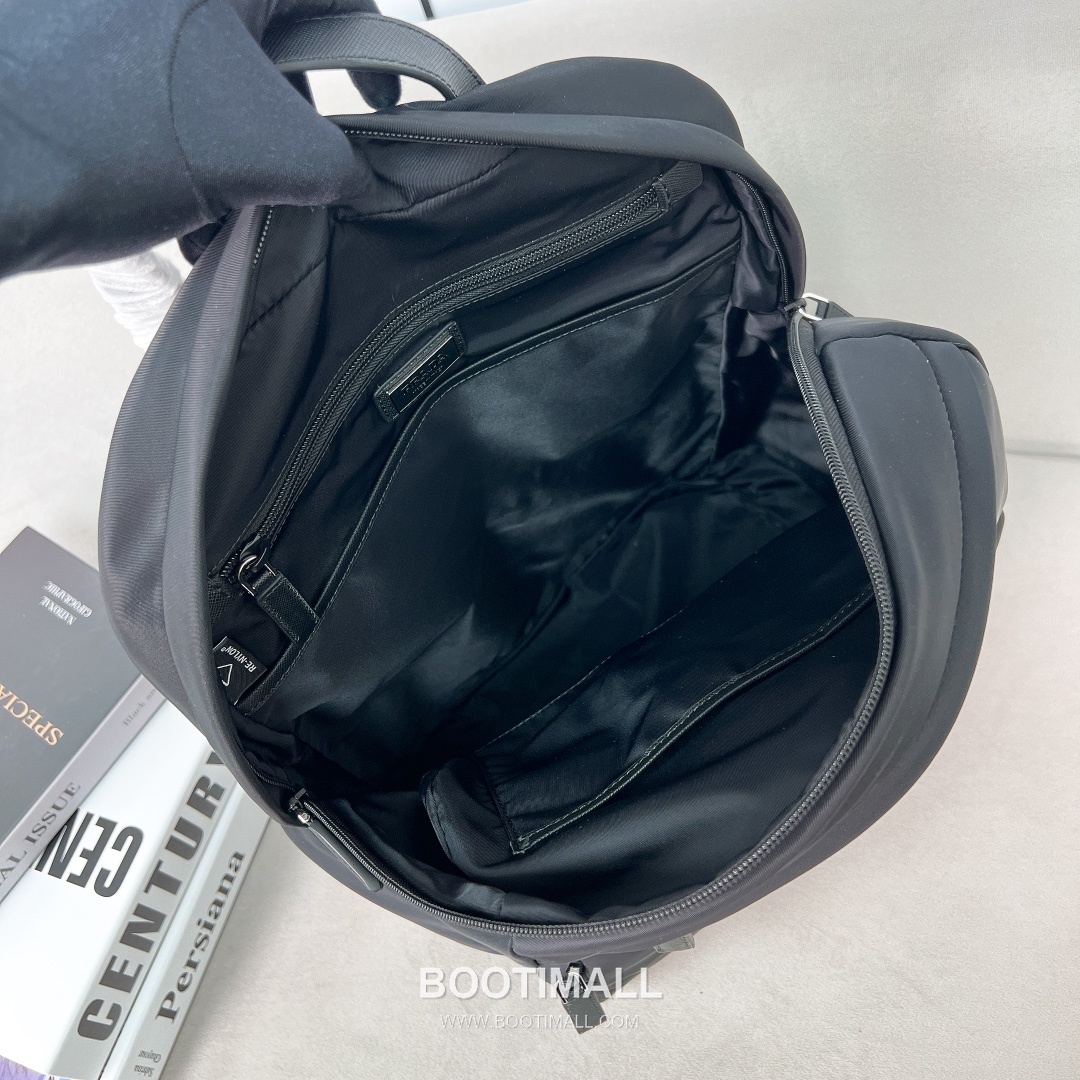 Prada Triangle Enamel Plaque Nylon Backpack 프라다 2VZ104 트라이앵글 에나멜 플라크 나일론 백팩 39cm 8