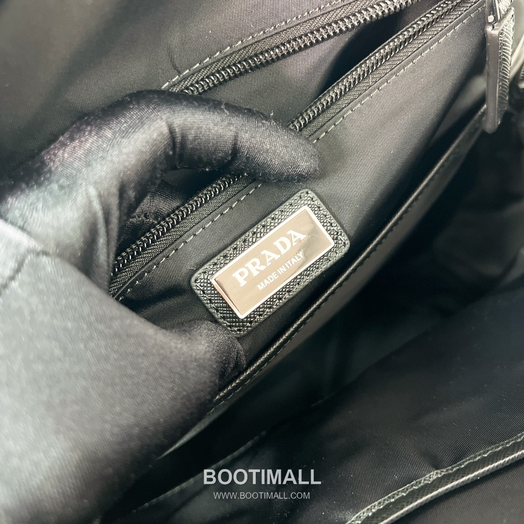 Prada Triangle Enamel Plaque Nylon Backpack 프라다 2VZ104 트라이앵글 에나멜 플라크 나일론 백팩 39cm 9