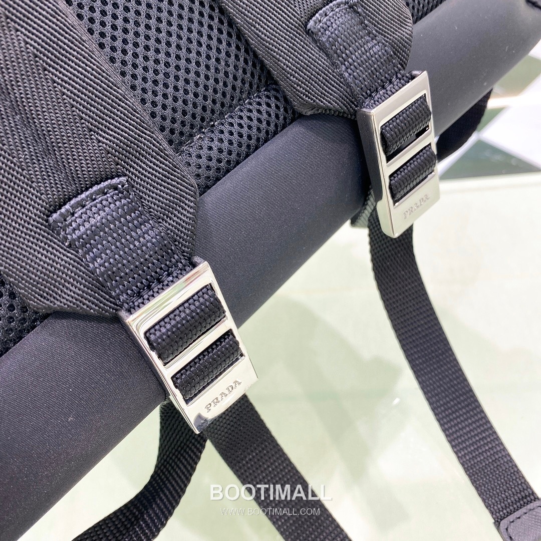 Prada Side-Label Backpack Water-Resistant Parachute Fabric Black 프라다 2VZ066 사이드 라벨 백팩 방수 파라슈트 패브릭 블랙 40cm 6