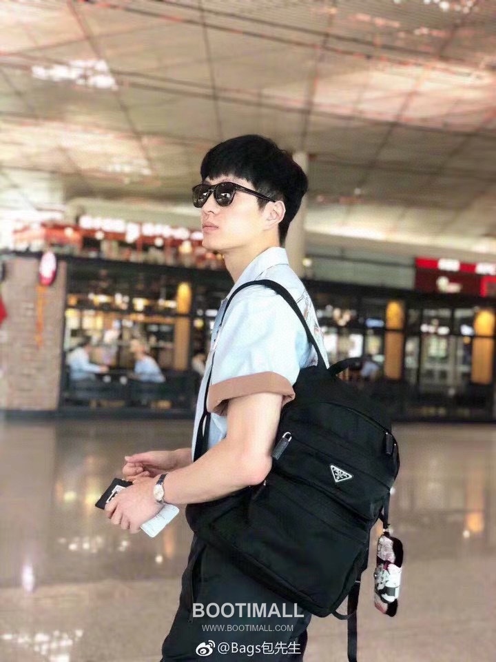 Prada Triangle Enamel Plaque Parachute Nylon Black Backpack 프라다 2VZ025 트라이앵글 에나멜 플라크 파라슈트 나일론 블랙 백팩 40cm 1